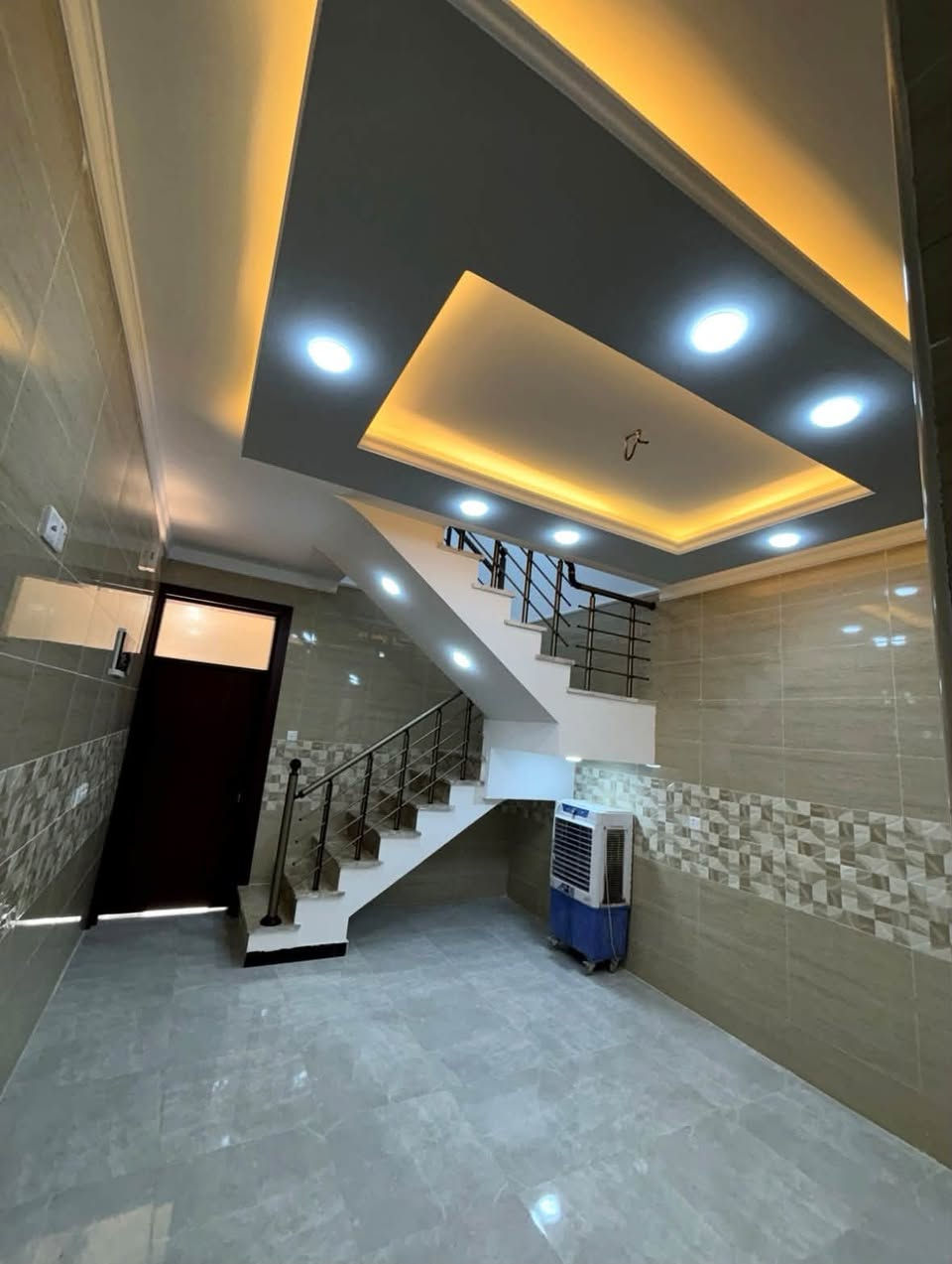 🏡 مكتب البديع للاستثمار العقاري

🔥 دار للبيع – بناء حديث وموقع مميز

إذا تبحث عن دار مرتبة، عملية، وبناء حديث وبموقع قريب من الخط السريع، هاي فرصة تستحق المشاهدة 👌

🏠 تفاصيل الدار:
🔹 المساحة: 60 م²
🔹 الواجهة: 4 م على وجهين
🔹 فضلة: 20 م²
🔹 بناء حديث
🔹 كراج سيارة

✨ الطابق الأول:
▪️ صالة
▪️ مطبخ
▪️ غرفة نوم
▪️ خدمات
▪️ كراج

✨ الطابق الثاني:
▪️ غرفتا نوم
▪️ خدمات

📍 عنوان الدار:
بغداد – حي القاهرة – ناجي عواد – قرب الخط السريع

📌 عنوان مكتب البديع:
بغداد – حي القاهرة – المعلمين
مجاور بيتزا بيروت وأسواق حيدر

📞 للاستفسار والتفاصيل:
***********

🔥 دار بمواصفات عملية وبناء حديث… للتفاصيل أو تحديد موعد للمعاينة، تواصلوا ويانا.

🏡 مكتب البديع للاستثمار العقاري – خيارات عقارية مميزة وفرص استثمارية موثوقة
