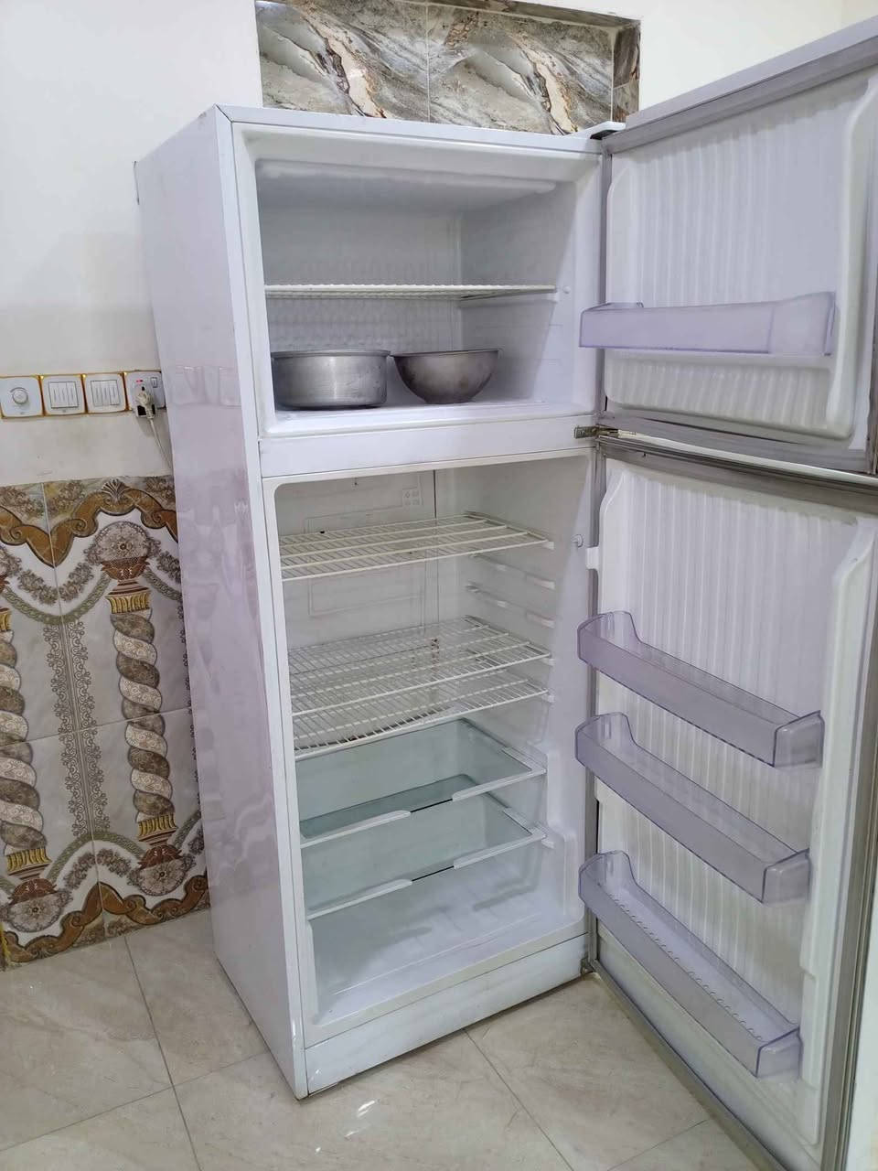 ثلاجة حجم كبير للبيع العنوان أبو غريب خرنابات رقم ***********. *********** بغداد, العراق
