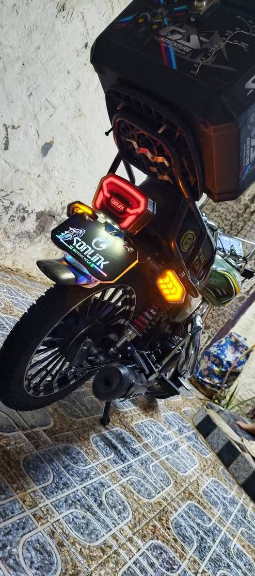 ​🏍️ للبيع: دراجة سولنك سيفان (Sonlink Sivan)
الموديل: 2025
​حجم المحرك (المكينة): 200cc
​المواصفات: نظام CPF (ضاغطة وزنجيل)
​الحالة: الدراجه مسويه حادث (تحتاج تصليح أو استبدال للشاشة والماصدة/الدعامية الأمامية)، باقي الأجزاء مثل الي بالصور 
​💰 السعر: 650 ألف دينار عراقي (قفل قفل - السعر نهائي)
العنوان: واسط قضاء العزيزية
​📞 للتواصل:
​اتصال أو واتساب على الرقم: ***********
