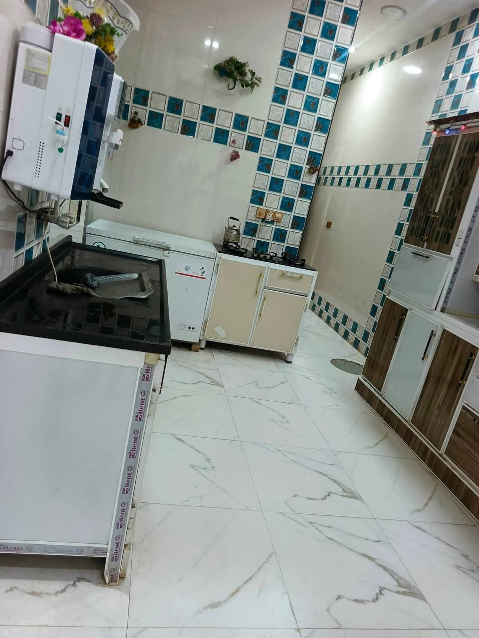 ياالله 
سلام عليكم
البيت البيع طابو صرف
مساحه ((100)) متر طولاني 
البيت بناء حديث ومسلح 
يحتوي على استقبال وصاله ومطبخ وغرفه نوم
صحيات داخليه صحيات خارجيه
دبيسات خلف جامع استفسار اتصل
((***********)) ((***********)) اخوكم أبو عراق...
