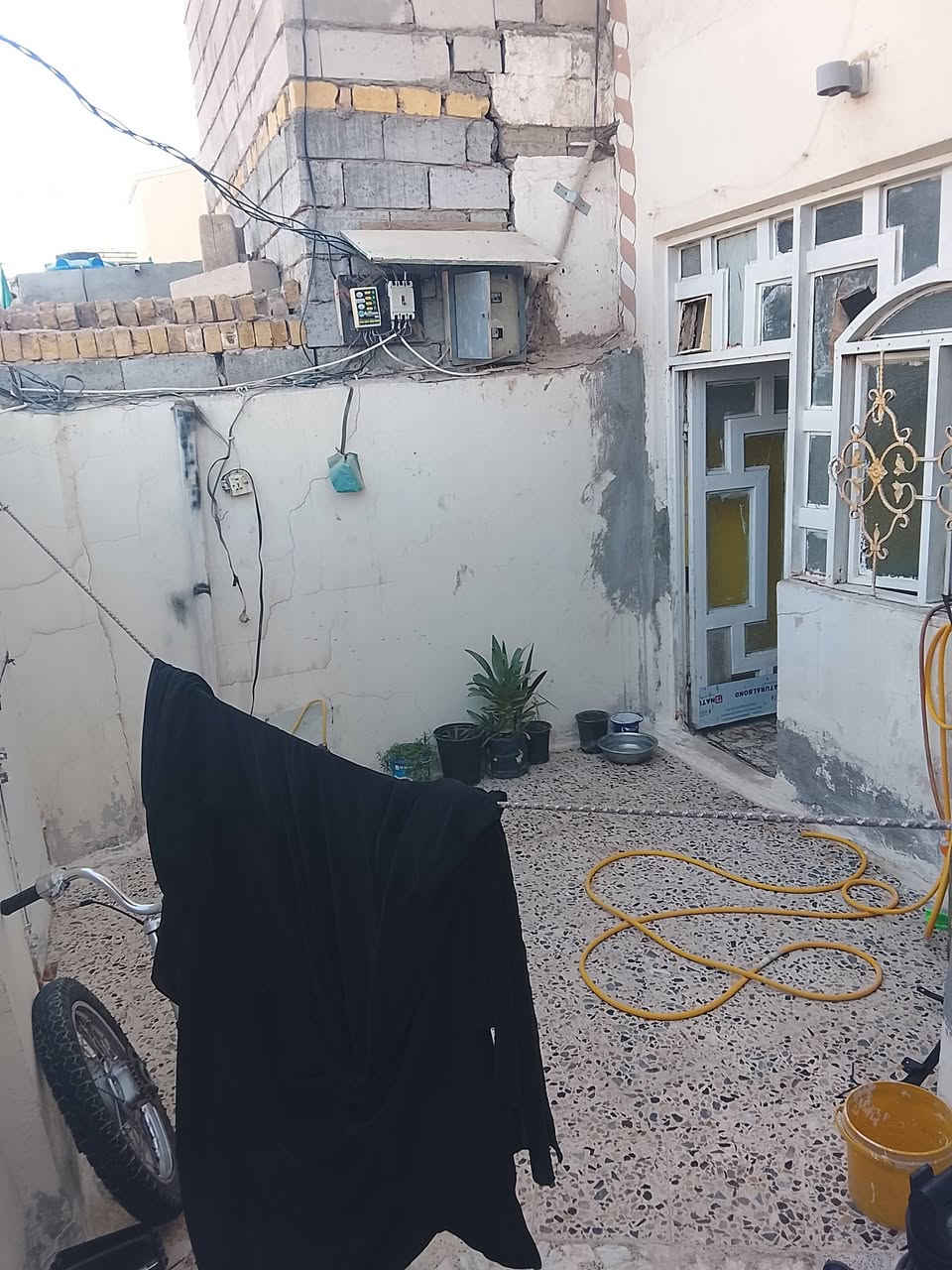 بيت للبيع بشارع المطار القديم مقابيل الجامع الذهبي قرب مدرست الجنائن 100متر مربعه اساس صب سقف صب بناءبلوك طفيلي كاشي درجه وله وسيراميك كله سقوف ثانيويه بي 3غرف وحده جوه وثنين فوك واستقبال وصاله ومطبخ وحمام جوه وحمام فوك وحمام خرجي البيت شغل درجه ولوه وكامل مرقم ومشمول بل تطويب قرار 25 ابيت قريب عل شارع يعني يبعد 200متر عن الشارع المطار القديم سعره 38وبيه مجال رقمي ***********
