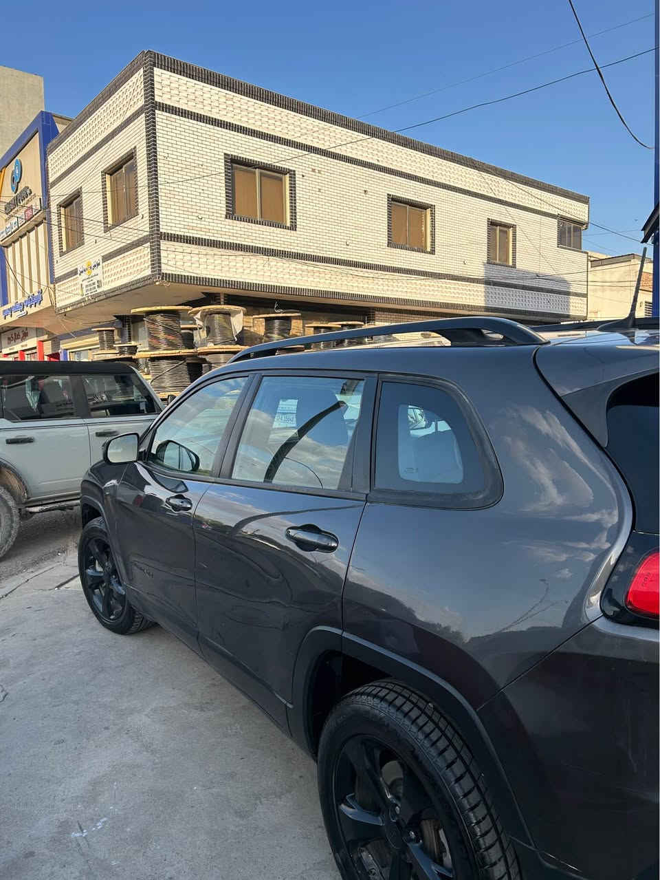 Jeep cheroke 2018
جێب شیرۆكی ٢٠١٨
______
مواصەفات عادی
دەبل اكسل
تەبرید مەركەزی
نیو بەصمە
ویل ڕەش
لایت اوتۆ 
كشن اوتو
٤مۆدی لێخوڕین

دەعمی(چامڵغ و بۆنیت سبوغە و ایڕباگ سوكان و شان تەقیوە
٩٧هەزار مایڵ ڕۆشتووە
 سعری ١١٢$
***********
*********** أربيل, العراق

