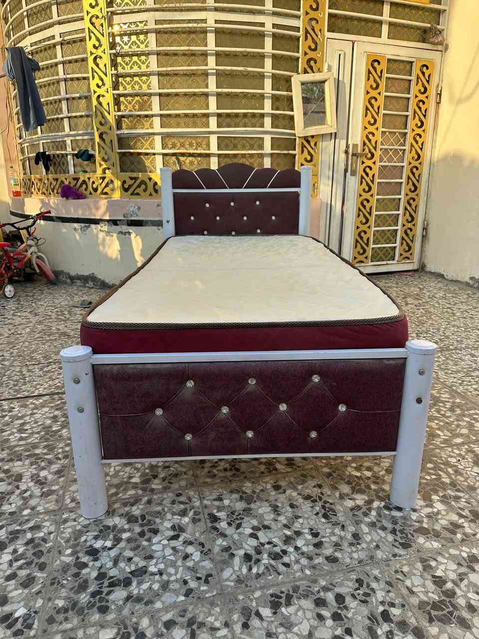 جرباية حديد قياس 190x90 مستعملة ونضيفه 
سعر جرباية 50
سعر الفراش 50
العدد عندي 30جرباية 
العنوان النجف 
***********
