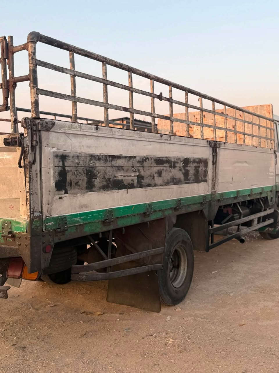 هينو فوصه مربع هويشه طول 6 متر مكينته 20 سوبر صار 10 ايام مكينه وبم مجفتات كاملات باتري جديد سياره جهازه للعمل كامله سنويه جديده سياره خير من الله للاسفتسار ***********

