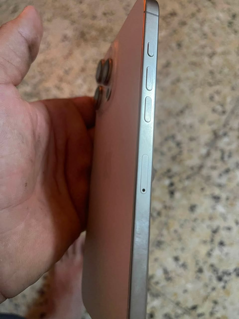 آيفون. ١٦. برو ماكس.  بطاريه. ٩٤  وتر. جهاز مفتوح.   ولا زلغ  بي.  سعر جهاز ١٣٥٠ وبي مجال.   استفسار.  ***********
