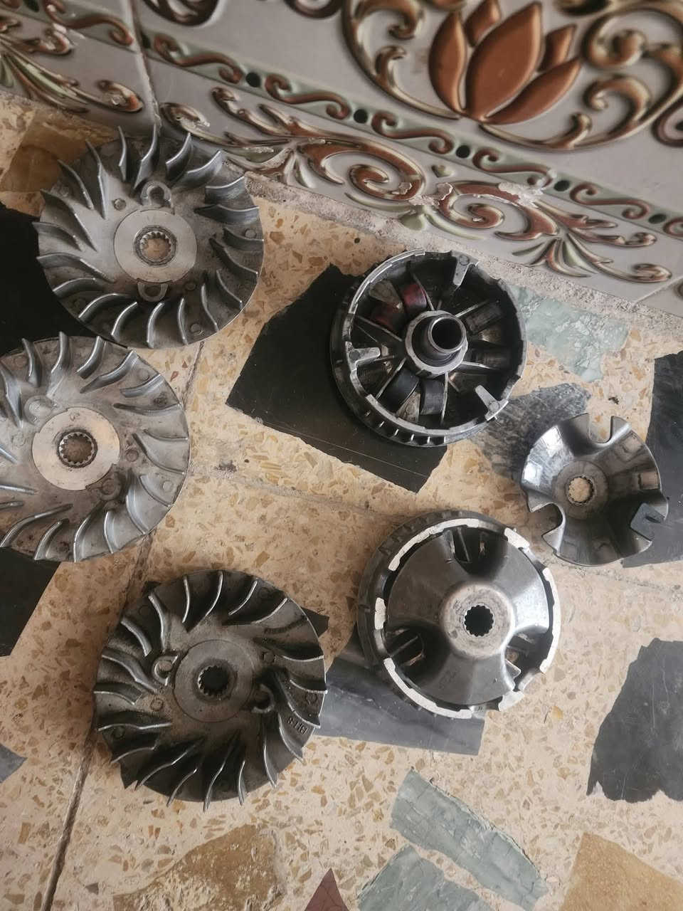 شاصي ثعلب جديد ب 15
دبلات جدد ب 10 

ستيرن كامل هوه والعنبار ب 10
 
كلجات امامي ع 10

اشاير خلفيه ومازده امامي ب 15

ركبه كامله ب 10 

تانكي ب 5. بك لايت ب 5 

واقيه مكينه ب 5. جوين ب 5 سلف ب 5  
مكاني حي اور سبع قصور. ***********
