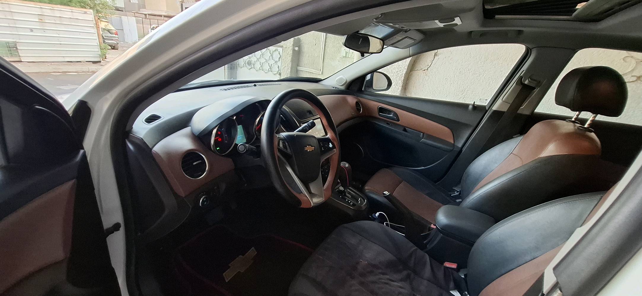 شوفر ليت كروز   فول  ٢٠١٦ 
خليجي السيارة جاهزة من كلشي رقم سليمانيه باسمي مكانها بغداد والسونار موجود بالصور 
رقمي ***********
شنو فئة الكروز بالضبط؟ يعني LT لو LS لو غير فئة، وشنو سعة المكينة/القير؟: 
 محرك 1800 LT
شكد ممشايتها الفعلي، وهل عدها صيانة حديثة أو تبديل قطع مهمّة مثل الزيت، الكلاتش/الكير أو البطارية؟: 
140
هل السيارة بيها أي صبغ/رش/حوادث أو ضربات سابقة غير مذكورة، وإذا نعم وين مكانها؟: 
جاملغ صبغ
شنو وضع المكيف، الماكينة، القير، والعفشة؟ هل كلشي شغال طبيعي وما بيه أصوات أو ملاحظات؟: 
مكينه كير تبريد دواخل كلها نضيفة
مكان المعاينة وين بالضبط ببغداد، وهل السعر قابل للتفاوض لو ثابت؟: 
بغداد .. الدورة 