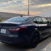 للبيع كامري  2025 هايبرد se بيها جاملغ وبنيد بدون شاصي سطحي حادثها ماش...