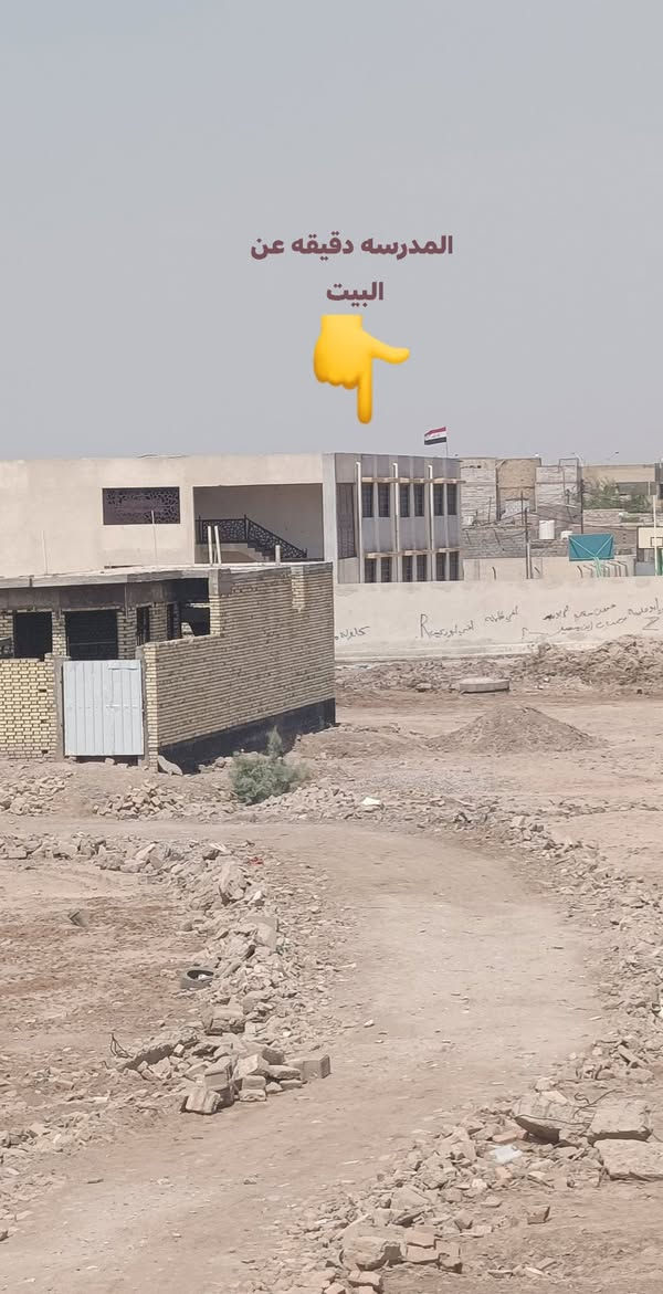 سلام عليكم بيت200متر طابو صرف بنيان طابوك وكونكريت كله حديث طابقين الوال كامل والفوك هيكل خدمات ماي ومجاري بلباب كامله والمباشر بلتبليط يم جسر الهولندي مال كراج المدرسه مسافه دقيق عن البيت وتواصل خاص *********** السعر130وبيه مجال
