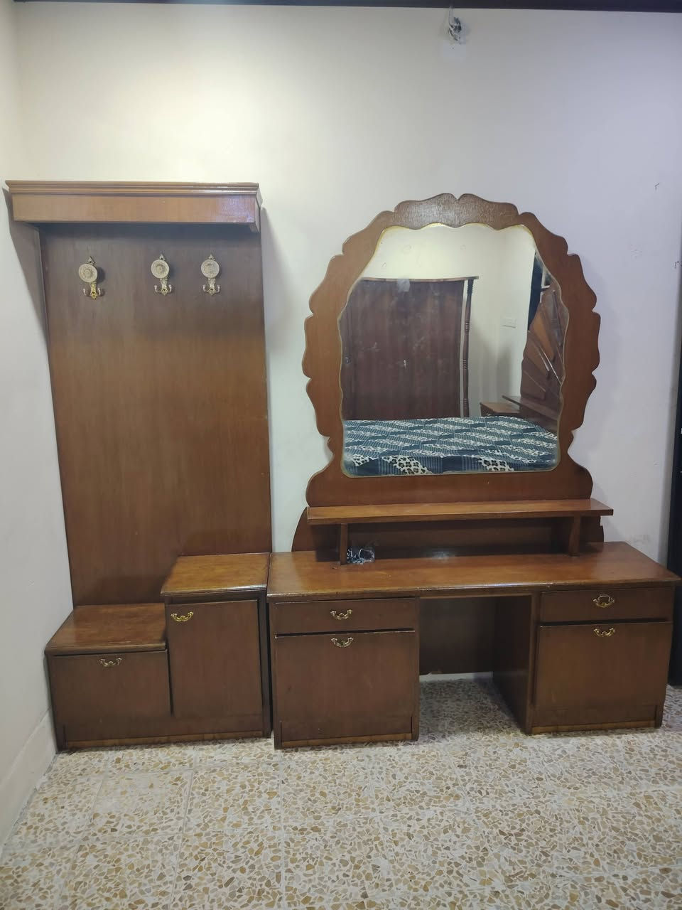 غرفه للبيع شي كدام العين مع دوشك 
السعر 350 موصل جانب ايمن منطقه القديمه 
تصل على هذا رقم ***********
اسيا ***********
