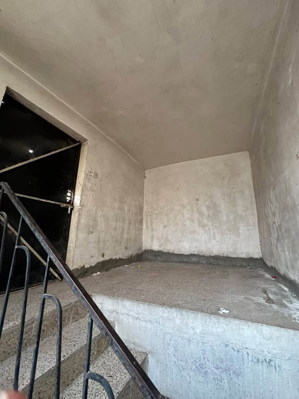 سلام عليكم
بيت 🏠 للبيع في حي البكر موقع مميز خلف مطعم بيت جدي 
بناء قديم مرتب سند طابو الزهور شرط التحويل 
مساحه البيت 🏠 202 متر واجها 9.5 متر 
يحتوي البيت 🏠 ع استقبال وهول وغرفتين نوم 🛌 ومطبخ وصحيات ومناور وكراج سياره وبيتونه 
سعر البيت 🏠 172 مليون وقابل للتفاوض 
للاستفسار الاتصال ع الارقام 
***********
***********
