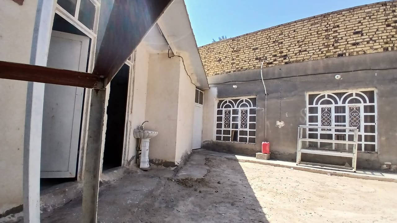 السلام عليكم  بيت للبيع يحتوي عله 4 غرف ومطبخ ومضيف
 كبير ومجمعات صحيات 2 ومحل مطل عله شارع المدرسه في محافظة بابل / بطفيل قرب مدرسه الهجرتين  الي يحب يشتري يتصل عله الرقم ***********
ملاحظه البيت الي يشتري يكدر يسوه بيوت اثنين
