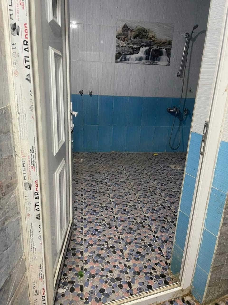 السلام عليكم بيت للايجار مساحته ١٥٠ متر  بناء حديث طابقين طابق الاول يحتوي ع  طرمه وحديقه ومطبخ وهول واستقبال وغرفه وحمام غربي  ومرافق شرقيه  والطابق الثاني فقط غرفه ومخزن مكانه بغداد/ حي العباس مقابيل كليه الرشيد الجامعه الاتصال ع رقم *********** بغداد, العراق
