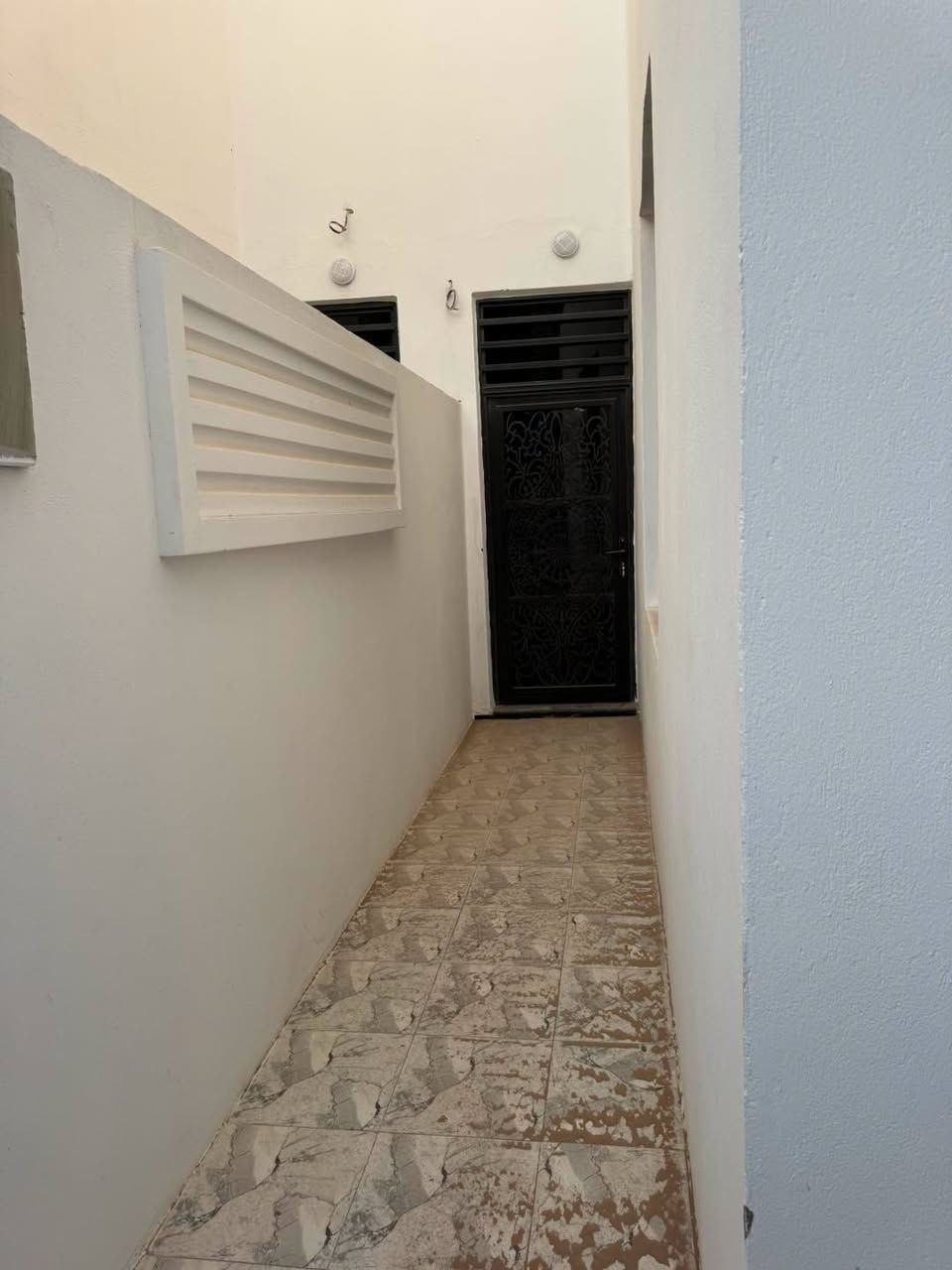 دار سكن للإيجار 
بناء حديث غير مسكون 
حي التقيه قرب المستوصف 
""""""""""""""""""""
المساحه / 100 متر 
واجهه / 5 متر 
"""""""""""""""""""""
الطابق الأرضـــي 
غرفه نوم/ صاله/ استقبال/ مطبخ/ مجموعتين صحيه/ طارمه 
الطابق الأول 
غرفتين نوم/ صاله/ مجموعه صحيه/ سطح 
"""""""""""""""""""""
للاستفسار مراجعـــــة مكتـــب النخبة للعقار والمقاولات العامه الكائــن حي العروبه شارع المتحف مقابل ايسي كريم الإيطالي او الاتصال على الأرقام التاليه 
***********
***********
