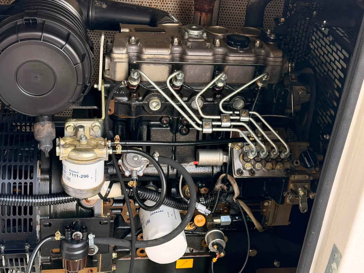 مولدة بيركنز 404 إنكليزية 22 KVA.  كاتم 4 سلندر غير مفتوحة استندر STD   ,  السعر. 4000$.      *********** - ***********
