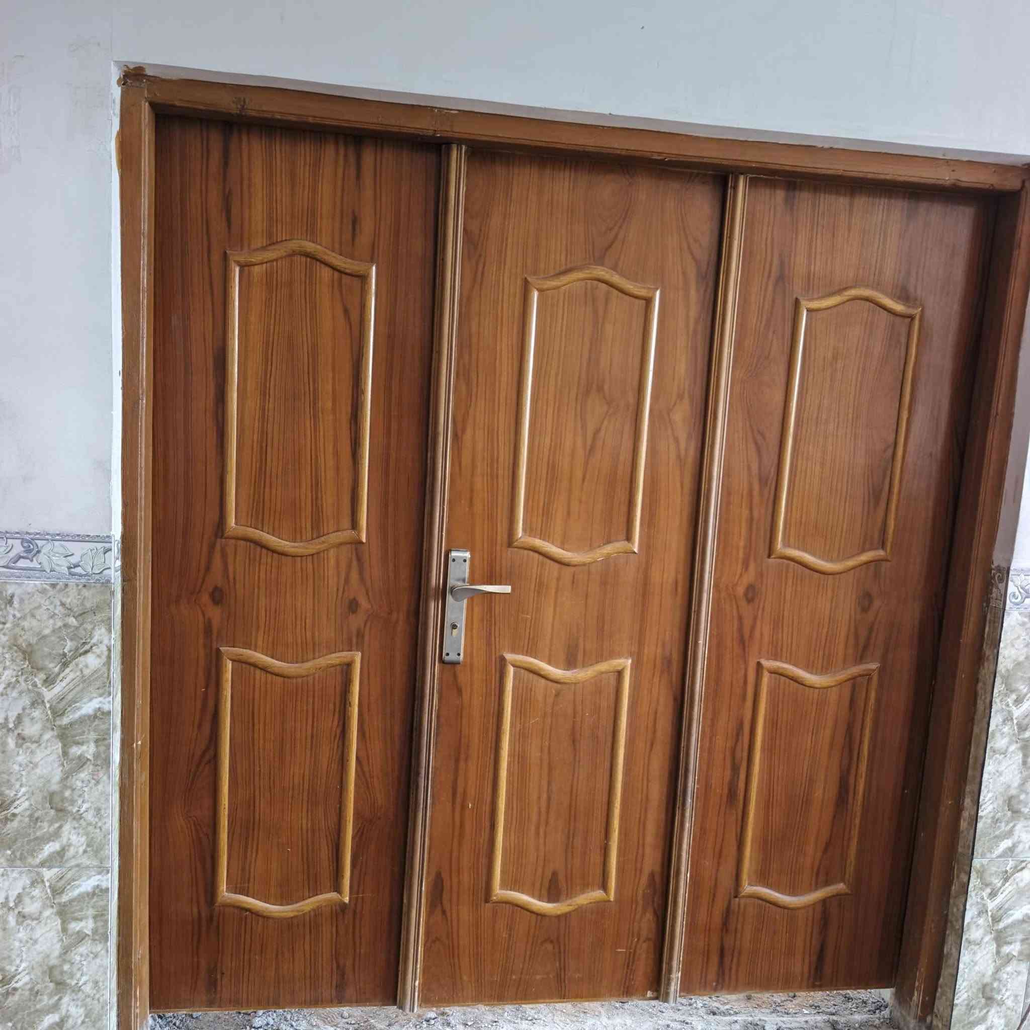 سلام عليكم للبيع بسعر مناسب أبواب مستعمل خشب صاج تزكام للبيع العدد ١٠ابواب منها ٣دفتريات ال للاستفسار  ***********
