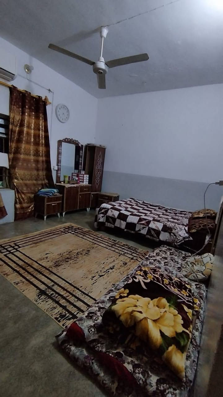 السلام عليكم
بيت للبيع مساحة 250 يتكون من 
ربعه 7×3.5
وغرفتين نوم الاولى 4×5 والثانيه 3.5×5 
هول أربعة في خمسه  مطبخ حار ومطبخ بارد وغرفتين طابق ثاني واصل بناهن للرباط  طابوا ملك 25 
مكان البيت حي العسكري خلف علوة المخضر 
السعر 70 بي مجال قليل ***********
