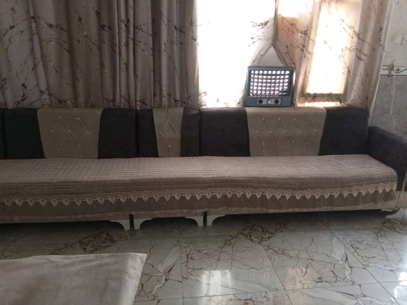 كنبة • رجلين مكسورة