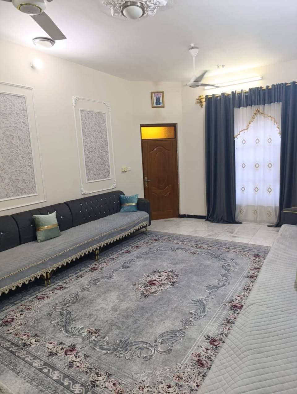 السلام عليكم ✋🏠 بيت البيع مساحة 250م طابق 1️⃣ واحد في حي اور في المربع الذهبي يتكون من غرفتين 2️⃣ 🛏️ نوم وصالتين2️⃣  واستقبال ومطبخ 🧑‍🍳 ومجموعة صحيات🚻 للبيع للاستفسار الاتصال..*********** وتسابhttps://chat.whatsapp.com/FxVb1eGmu0wHuniP0RmYnz
