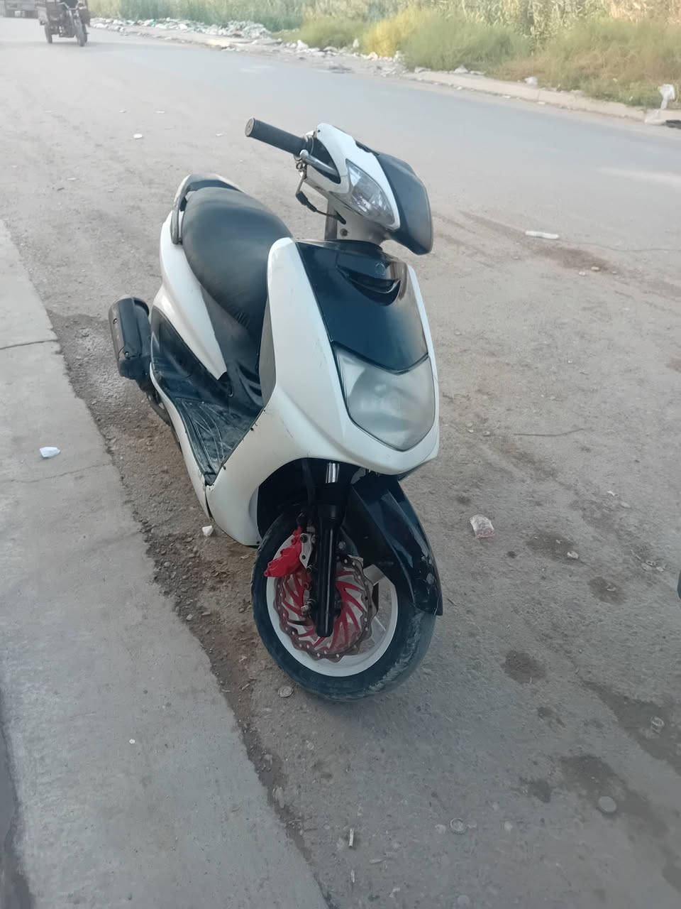 سكنس نثيه ١٤٠  بوشة ٥٨ دراجه تخبل  كولشي شغال بيه كيج بانزين شغال لايت عالي ناصي اشاير   بيه نقض تريشه يسره وبريك امامي  فقط  سعر دراجه ٤٠٠ وبيه مجال ***********

