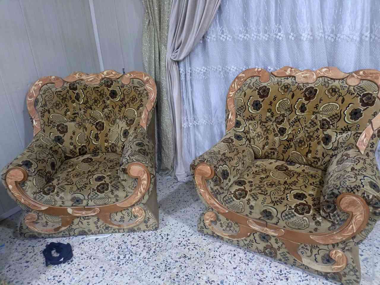 السلام عليكم يوجد تخم للبيع 10 مقعد من الخشب القديم المضبوط للاستفسار الاتصال على الرقم ***********
