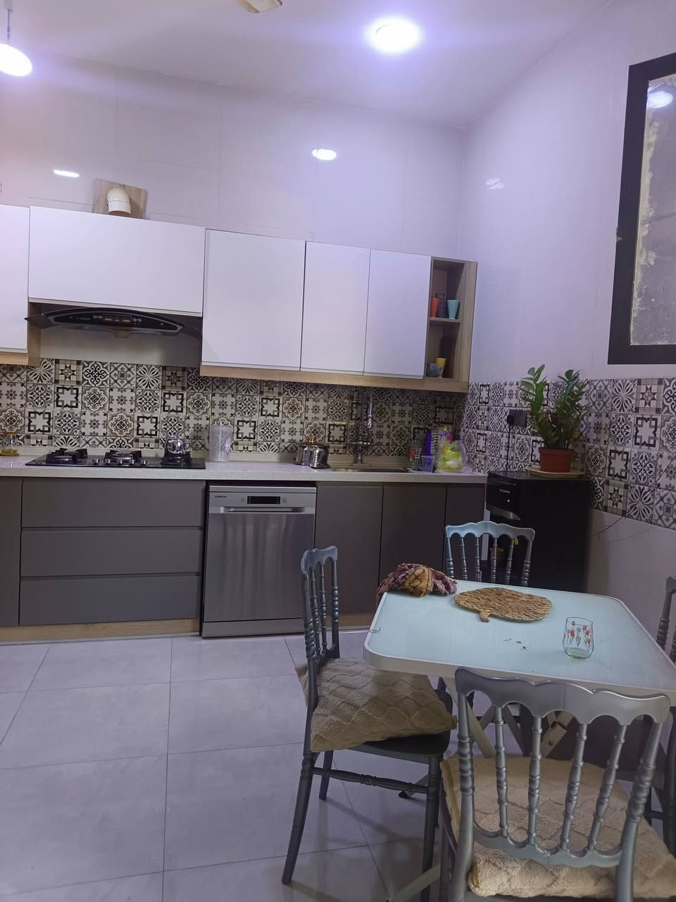 🏡✨ دار طــابــو صــرف ركــن لــلــبــيــع ✨🏡
━━━━━━━━━━━━━━━━━━━━
📍 الــمــوقــع:
بابل – حي البكرلي
خلف جامع سلمان المحمدي
━━━━━━━━━━━━━━━━━━━━
📐 الــمــســاحــة: 120 متر
📜 نــوع الــســنــد: طابو صرف
━━━━━━━━━━━━━━━━━━━━
🏠 تــفــاصــيــل الــدار:
• غرفة نوم عدد (1)
• استقبال
• هول
• مطبخ
• مجموعة صحية معزولة
━━━━━━━━━━━━━━━━━━━━━
🏦 مــطــلــوب لــلإســكــان
💰 السعر: 150 مليون دينار
✅ يُخصم مبلغ (40 مليون دينار) من سعر العقار عند الشراء عن طريق الإسكان.
━━━━━━━━━━━━━━━━━━━━━
📞 لــلــاســتــفــســار والــاتــصــال
🏢 مــكــتــب عــقــارات أبــراج بــابــل
• ***********
• ***********
📍 عــنــوان الــمــكــتــب:
بابل – حي الجزائر – مقابل الجسر الدولي
قرب مطعم البستان
━━━━━━━━━━━━━━━━━━━━━━
