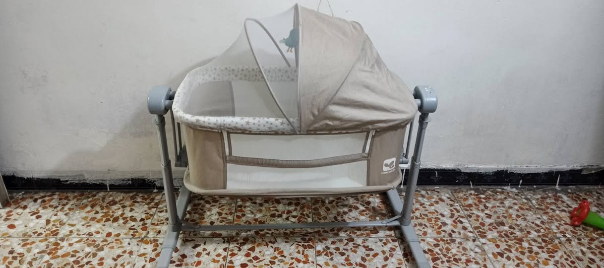 كاروك طفل جديد مستخدم اقل شهر  نضيف جدا هزاز كهربائي وبلوتوث وريموت و موسيقى عند بكاء الطفل يتحرك الكاروك اوتوماتيكيا ينفتح سحاب يصير العمق مالته 80سم لحبس طفل داخله من عمر يوم لعمر3سنوات  ماركة cool babyللتواصل على الرقم*********** بغداد الزعفرانية شارع المعهد

