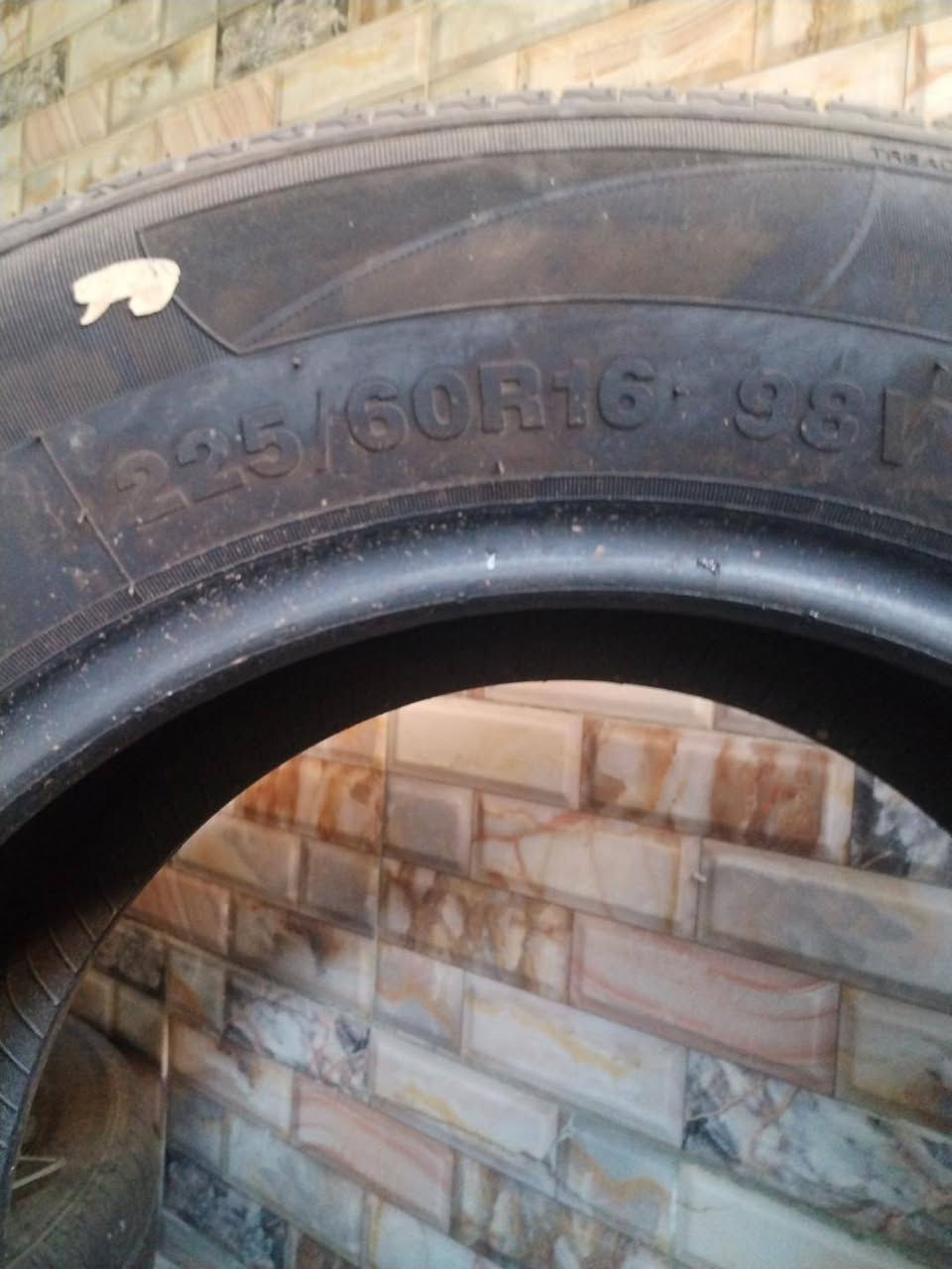 للبيع — 5 تايرات Wanli
للبيع 5 تايرات Wanli قياس 225/60 R16، أصلية ومستخدمة استخدام خفيف، وحالتها زينة جدًا وما بيها شي، بس تحتاج تنظيف من الوصخ.

السيارة مشتراة زيرو والتايرات أصلية وياها.

💰 السعر: 250 ألف دينار للخمسة
📍 المكان: [بغداد الكرادة تقاطع الاورزدي]
📞 للتواصل: [***********]

الجادين فقط، والسعر قابل للتفاوض بالمعقول.

