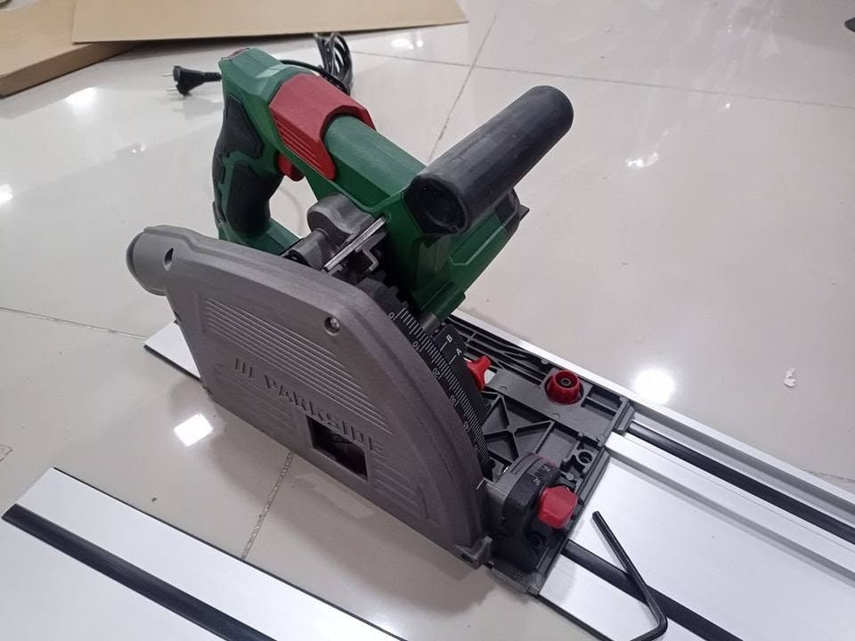 منشار غطس كهربائي (Plunge Saw) بقوة 1200 واط من ماركة منشار غطس باركسايد.
القدرة الكهربائية: 1200 واط
.قطر الشفرة (القرص): 165 ملم

المميزات الرئيسية

القطع الدقيق: يتيح لك بدء القطع من منتصف اللوح بفضل نظام الغطس

.التوجيه المستقيم: يعمل مع سكة توجيه ألومنيوم لضمان خطوط قطع مستقيمة

.إدارة الغبار: مزود بفتحة لتوصيل خرطوم شفط الغبار ونظافة مكان العمل

📍السعر (45 ألف) 

التواصل واتساب ***********
