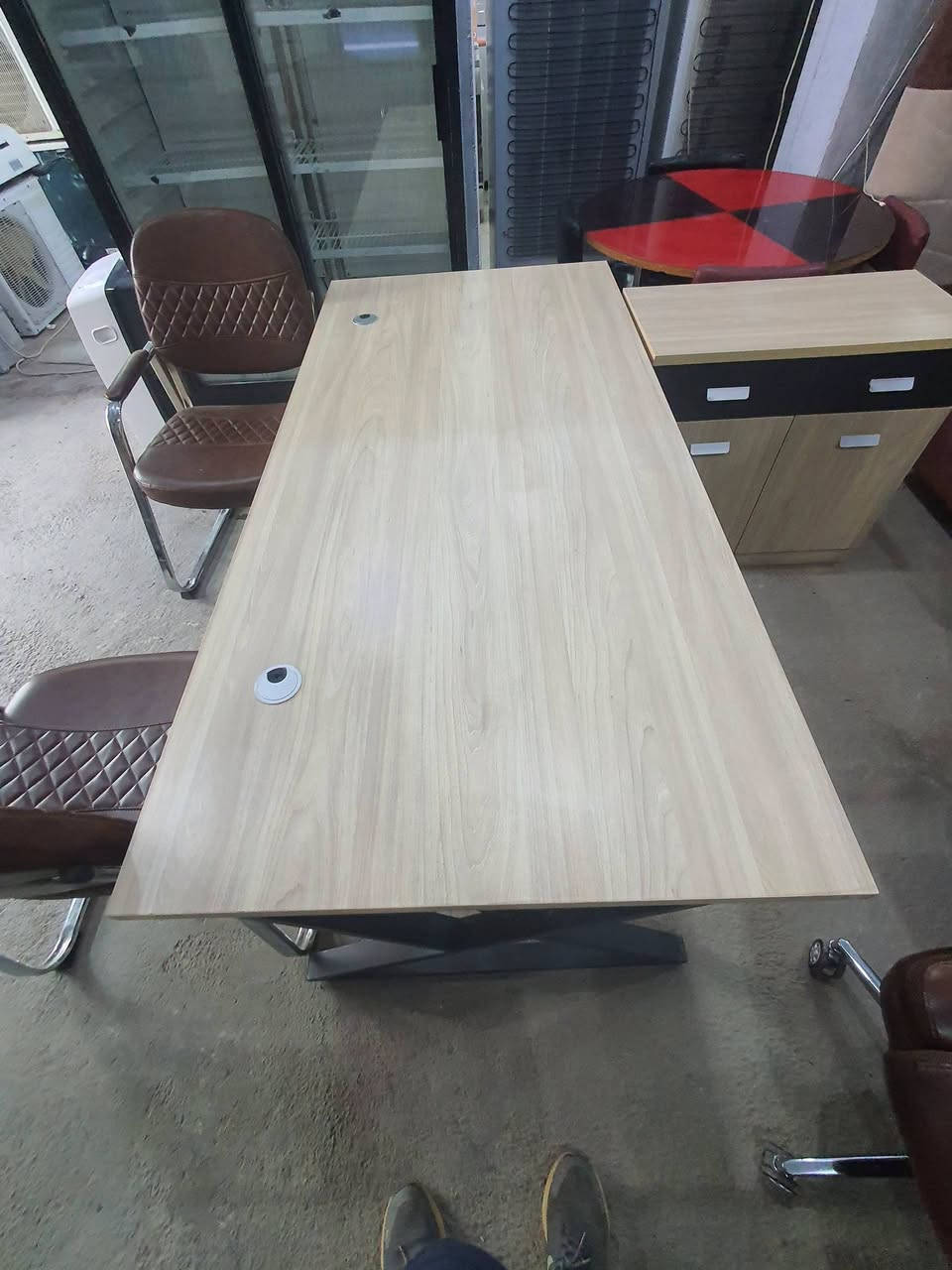 مكتب متكامل متكون من 2 كرسي 💺 ضيوف مع كرسي 💺 دوار مع ميز مكتب 🏢 مع المجرات متكامل
#مجمع الكرار قضاء الزبيدية سايدين من جهة البوابة مقابل كاشان لغسيل مفروشات مجاور حسينية بيت 🏠 زليزل 

هاتف 📞 ***********
هاتف 📞 ***********
