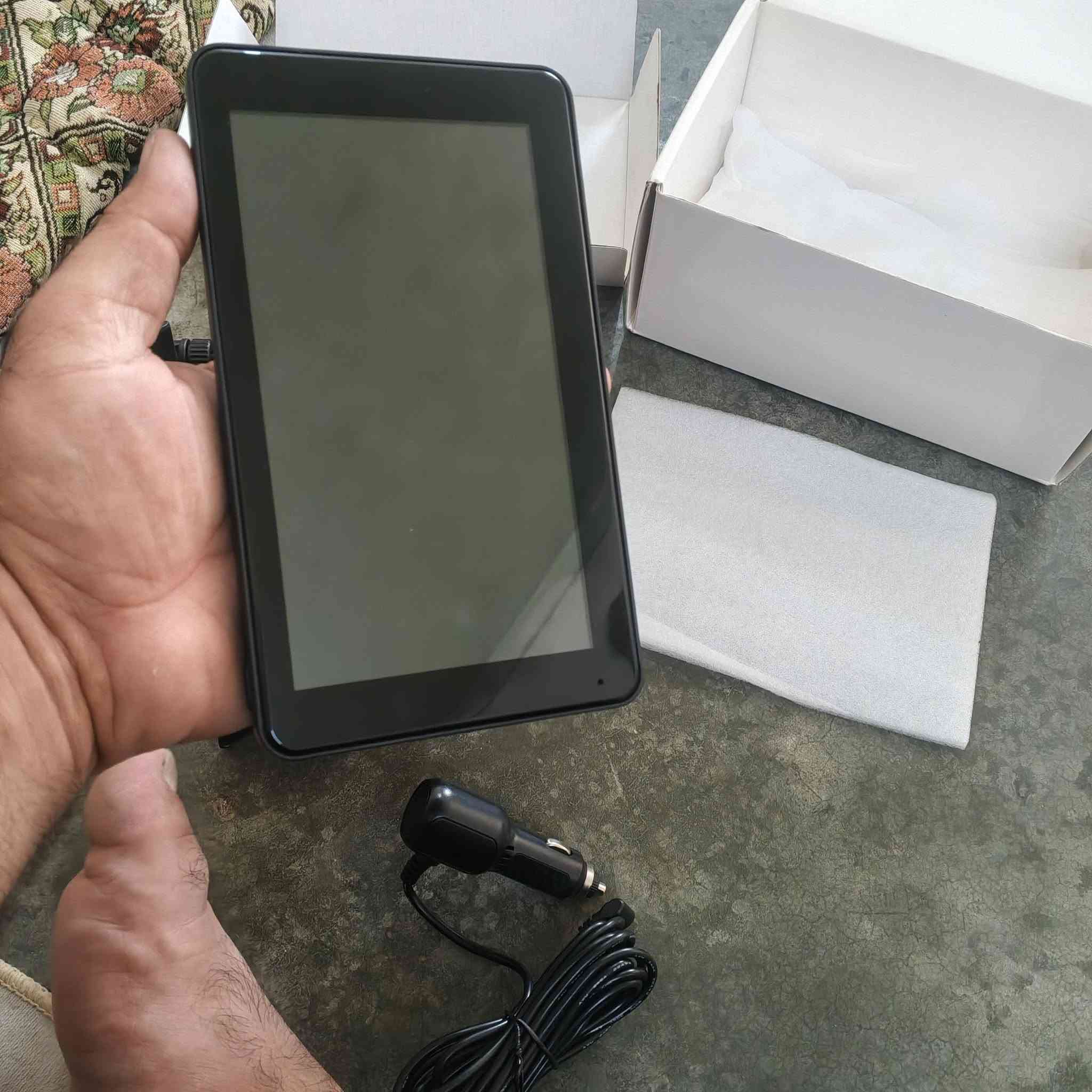 السلام عليكم شاشه جوكر جميع السيارات ع جداحه السياره 
تشتغل تثبت اب يمكان تريده عدي ثنين سعر الوحده50وبيها مجال
***********
