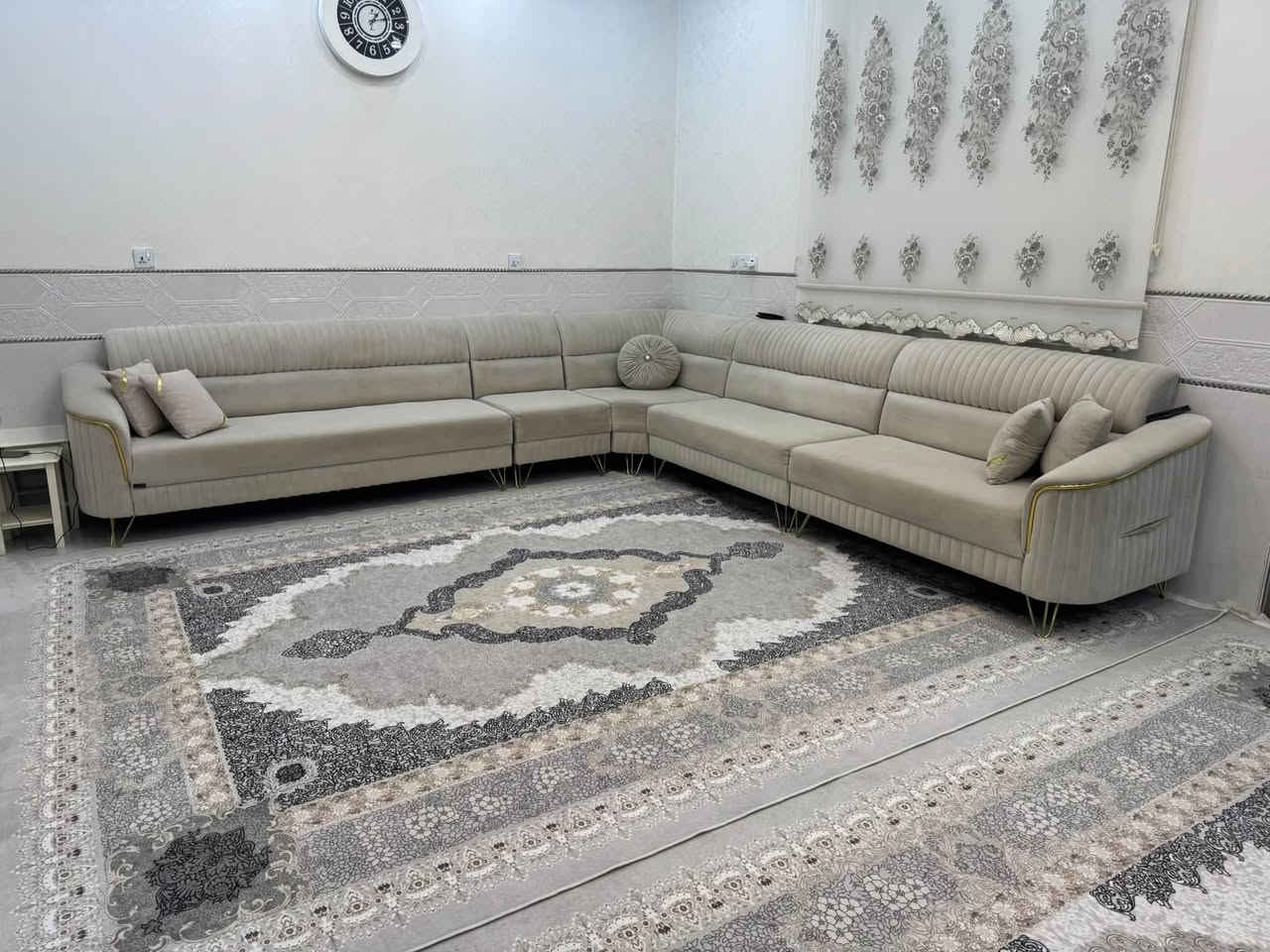 ئه م ئيله (10) نه فريه بو فروشتن شتيكي زور زور پاك جوان
بي عيب شتيكي تايبت ناو نيشان كه لار ناو مزاد خانه كونه كه 
پشت مكتب ليلا قاسم (پاشاي قه نه فه) هه ر به ريزيك ويستي
تليفون به كات به م ژماريه توش هه ر جيت هه يه بوم به نيره 
ليت ده سينم جه وابي كوميت ناده مو (***********)
