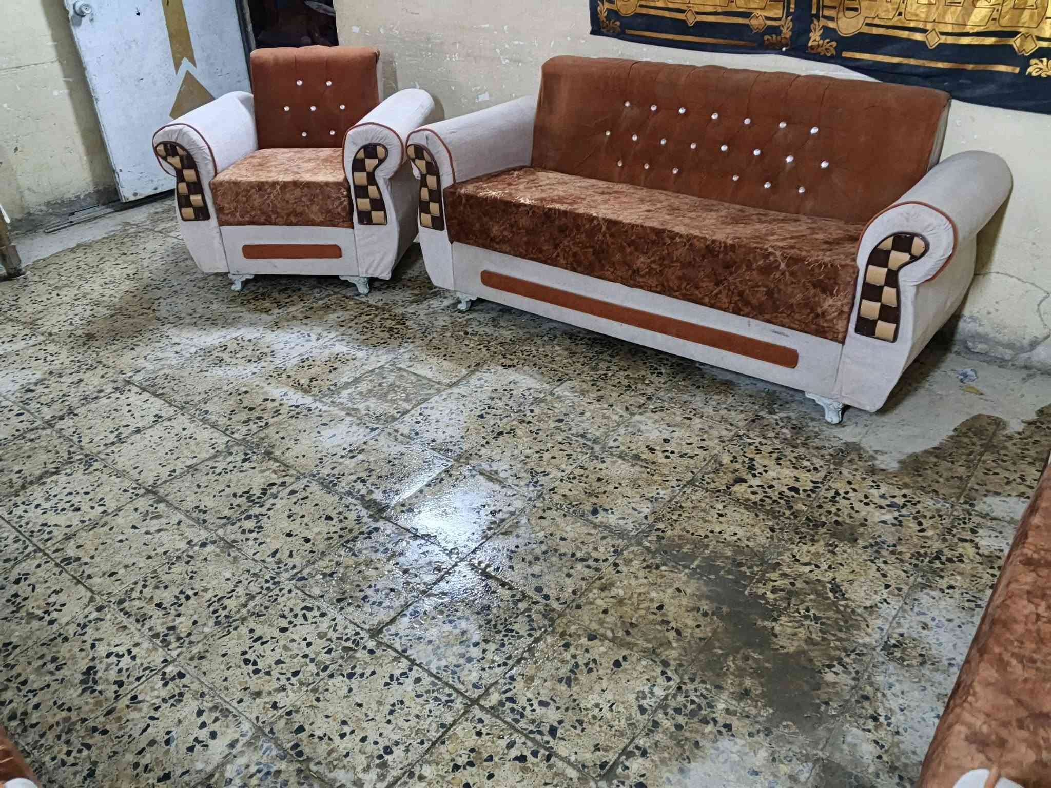 تخم عشر مقاعد نضيف اسفنج عالي العنوان بابل الحمزه الغربي الحي العسكري الاستفسار ***********
