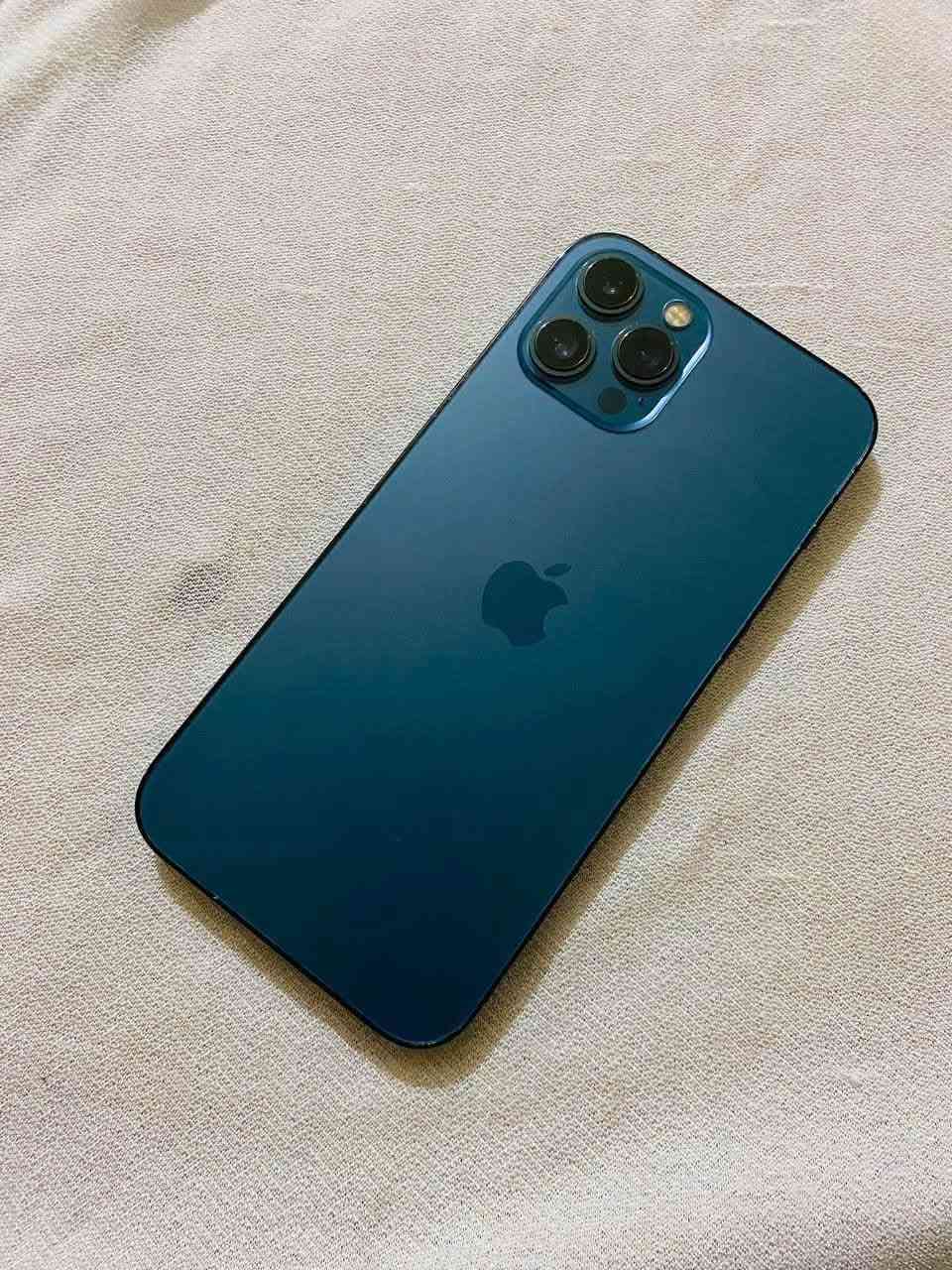 ايوف 12 Pro mxs 
بطاريه ١٠٠
شاشه اصليه مبدله من بغداد
وبي فطر خفيف ممبين
وكاره الخلفيه تهتز

سعر300 
تواصل ***********
