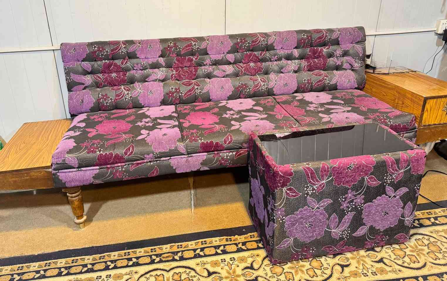السلام عليكم
كرويتات للبيع مدوشمه نضيفه جدآ مع طبله وسطيه السعر 200 الف بغداد حي الجامعه ***********
