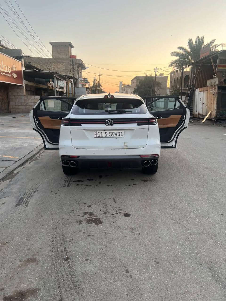 بسعري مغري جدا  145 ورقة فقط
3 قطع صبغ بنيد جاملغ ايمن وجنطة جمالية وليس حادث 
سيارة المطار ماشية 180 الف يوني كي 2023 نقصها دعامية امامية فقط للاستفسار ***********
تأتي سيارة شانجان يوني كي 2023 (Changan UNI-K) بمحرك تيربو سعة 2.0 لتر بقوة 233 حصاناً وعزم دوران 390 نيوتن متر، مع ناقل حركة أوتوماتيكي بـ 8 سرعات ونظام دفع كلي/رباعي.الأداء والمحركسعة المحرك: 2.0 لتر رباعي الأسطوانات تيربو.القوة الحصانية: 233 حصاناً.عزم الدوران: 390 نيوتن متر.ناقل الحركة: أوتوماتيكي من 8 سرعات.نظام القيادة: دفع رباعي / كلي (AWD).استهلاك الوقود: 12.6 كم/لتر.سعة خزان الوقود: 70 ليتراً.الأبعاد الخارجيةالطول: 4.865 متر.العرض: 1.948 متر.الارتفاع: 1.690 متر.قاعدة العجلات: 2.890 متر.سعة صندوق الأمتعة: 518 لتر.مقاس العجلات (الجنوط): 21 إنش.التجهيزات الخارجية والداخليةالمصابيح: أمامية وخلفية بتصميم LED أوتوماتيكي.التصميم: شبكة أمامية هجومية وجناح خلفي رياضي على شكل حرف V.شاشات الترفيه والعدادات: شاشة معلومات وترفيه مركزية قياس 12.3 إنش.النظام الصوتي: فاخر يضم حتى 12 سماعة (في الفئات العليا).
