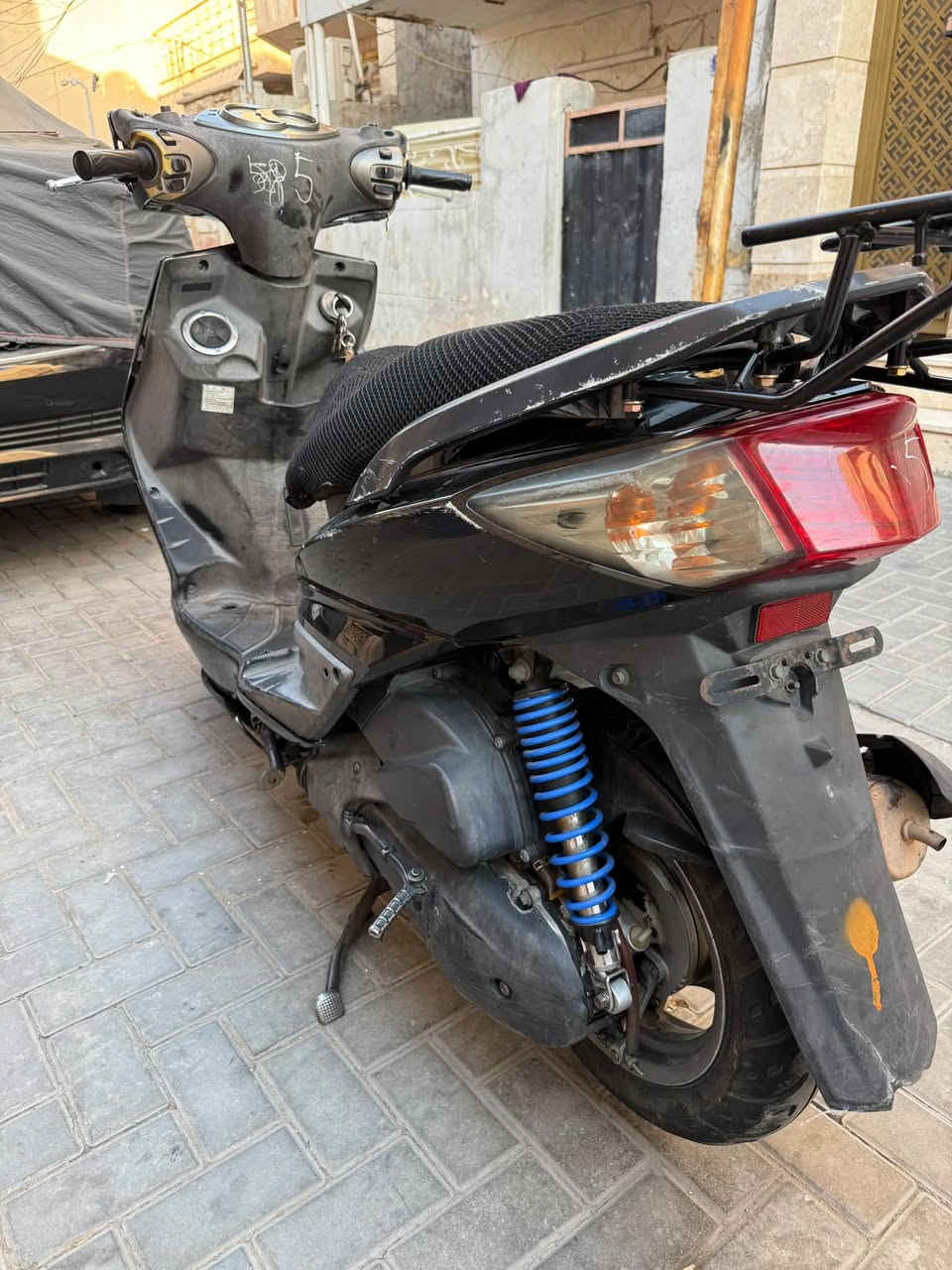دراجه سكنس دراجه بلاديه مكينه عل وضع رمبه 
تايرات زوج جديد دراجه كلش مداريها من كلشي 
دراجه فقط كفرات مبدله بيه والعداد يرادله فيش 
دراجه خير من الله مماشيه هواي دراجه نظيفه رايدها 
بمليون 100 وبيه مجال *********** مكاني بغداد الاعطفيه
