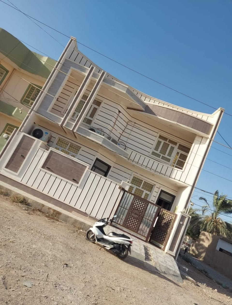🏠 دار سكنية للبيع –طابو ملك صرف شرط التحويل
 فرصة مميزة
دار سكنية طابقين  بمساحة 120 م²، ركن على شارعين تحتوي على غرفة نوم في الطابق الارضي مع باقي الملحقات استقبال وصالة ومطبخ وصحيات والطابق الاول ٣ غرف نوم مع صحيات مشتركة 

والطابق الثاني بيتونة ومخزن

يباع مؤثث او غير مؤثث

ملاحظة يقيم الأثاث بسعر يضاف الى سعر الدار

🔹 رقم الدار: 4290

🔹 البناء: طابوق درجة أولى

🔹 السعر: 170 مليون دينار عراقي

🔹 يرهم مراوس أيضاً في مجمع النخبة السكني – قطع المجمع الصناعي، ضمن توزيع الموظفين الجديد للشركة العامة للصناعات الكهربائية حصراً.

📞 للمراجعة والاستفسار:

شركة النخبة العقارية للاستثمار

الأستاذ علاء الحمداني

📱 ***********
