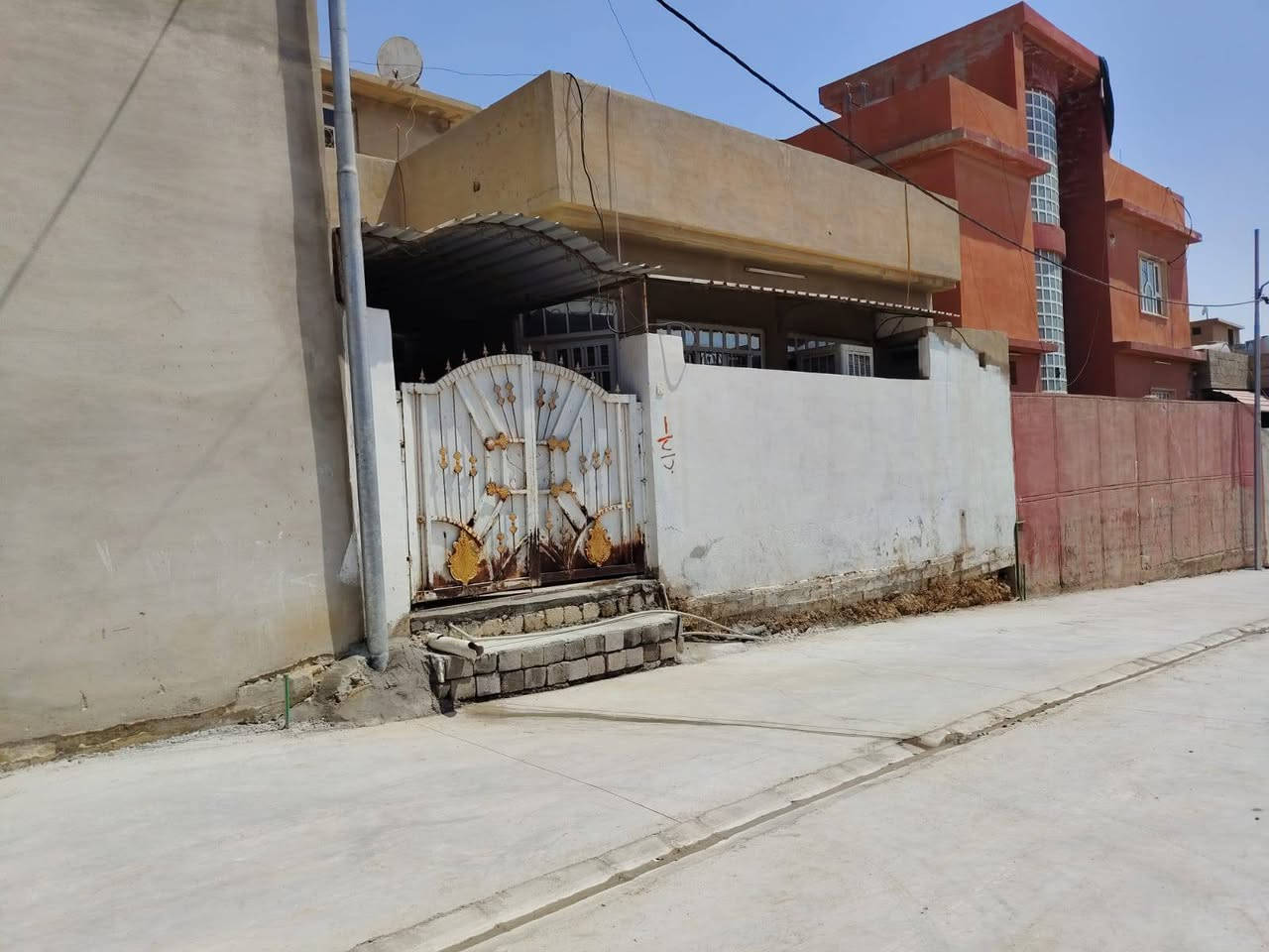 بيت للبيع الملاين الثانيه قرب جامع العادل
مساحه 100مربع غرفتين نوم استقبال مطبخ كامل الخدمات ماء كهرب تبليط 

سعر الدار 55بي مجال بسيط للاستفسار اتصل أو راسل وتساب 

***********

***********
