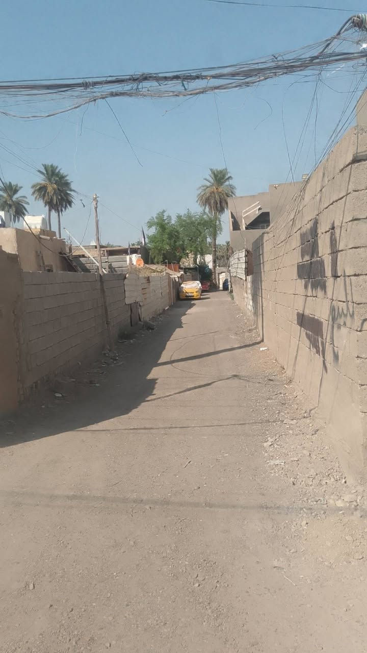 بيت للبيع مساحه 100 متر مسلح  سند 25 بسعر مناسب كلش. بيع مستعجل بغداد جسر ديالى القديم شارع تويثه شارع صوره البيت يحتوي على غرفتين ومطبخ وحمام خارجي وداخلي وترك بيت نضيف وجديد. ومرتب يوجد ماء كهرباء ومجاري الاستفسار الاتصال على رقم ‏‪***********‬‏ أو مراسله صفحه أو تصال رقم وتساب ***********
