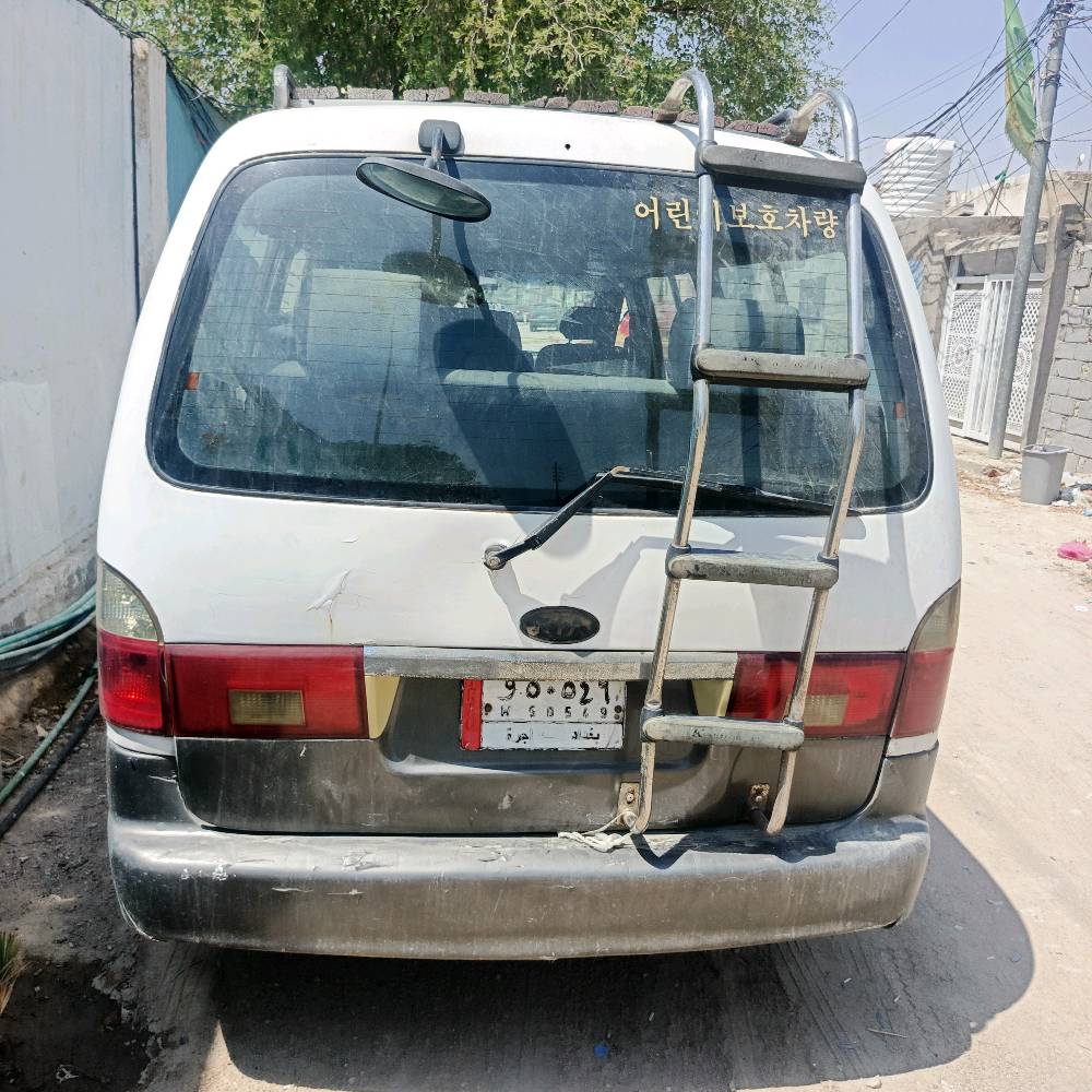 للبيع باص/فان نظيف، جايب سبعـة ركاب ومجهز بمقاعد مريحة، السيارة شكلها مرتب من برّه وداخلها مفروش ونظيف، بيها سِلّم خلفي وحامل فوق للتحميل، ومناسبة للشغل أو النقل أو الاستخدام العائلي. اللي يريد يفحصها أهلاً وسهلاً.