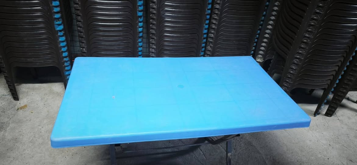 سلام عليكم البيع كراسي 200وطبلات 125 ومبردات3 وماعين   بغداد ***********
