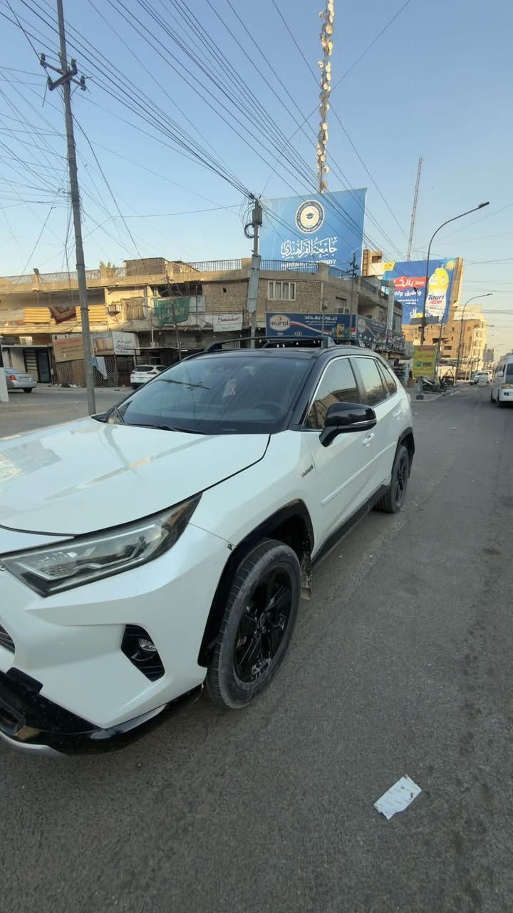 RAV 4 (XSE) هايبرد موديل (21)
السياره فول مواصفات اعلى فئة بل راف فور 
السياره ابيض ملون لونين يعني رقم بغداد سنويه جديده و كامله مكملة متصرف عليهه درهم واحد تشغل و تطلع 
السياره بيهه ٤ قطع بدون دواخل بدون شواصي بدون اي شي 
ماشيه 72 mi  (مكان السياره ديالى )
سعر السياره ب ١٤٥ و قابل للتفاوض 
للاستفسار اكثر 
***********
***********
