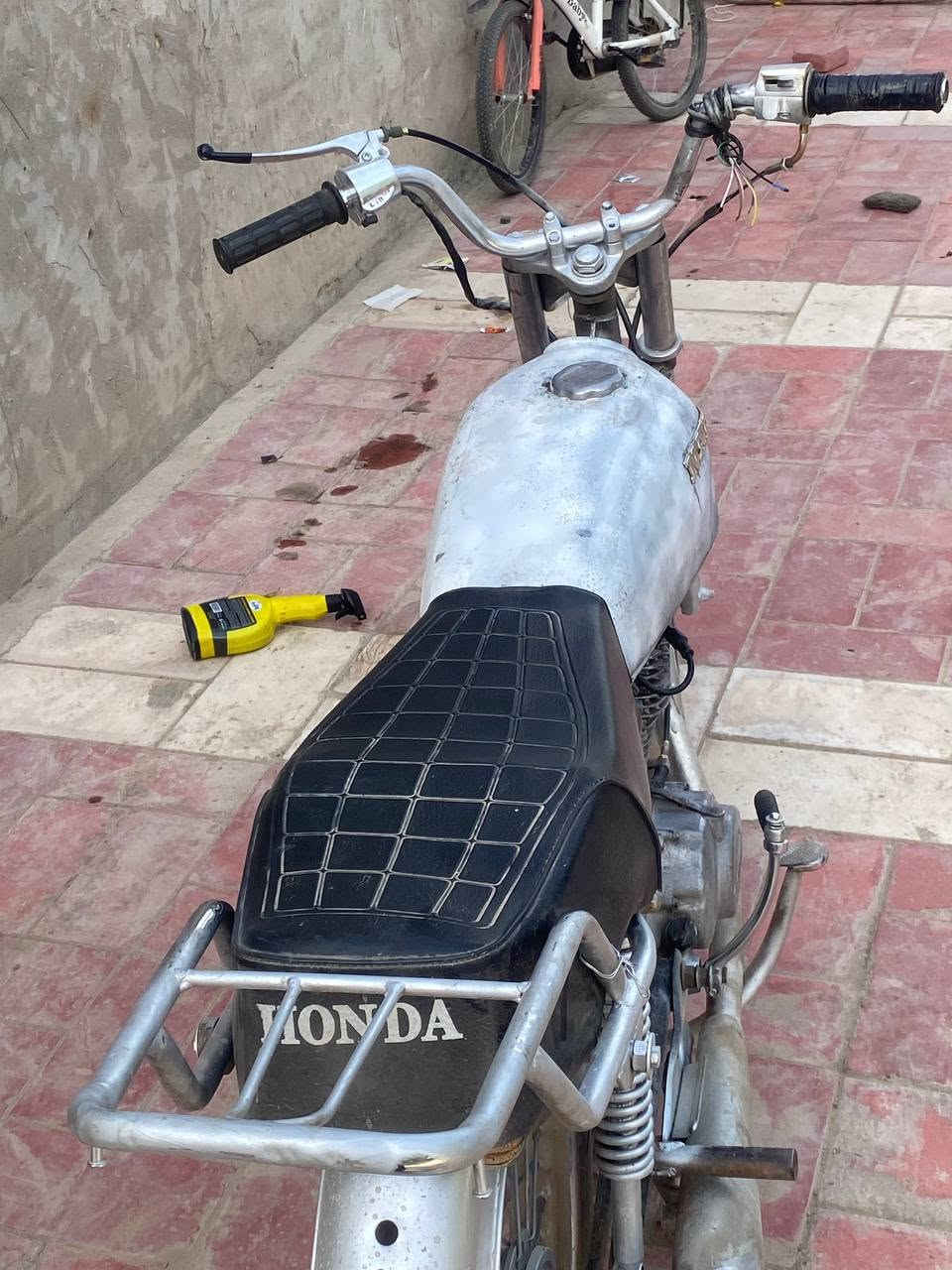 سلام عليكم ارخص اربعه كير مكينه حلوه  شرط شلعه  عوزها ترتيبات بسيطه فقط تانكيها  تعبان الدراجه متروكه حته ماغاسلها هاذا البيها مو الها مكاني نجف عباسيه  *********** سعر 230 وبيها مجال
