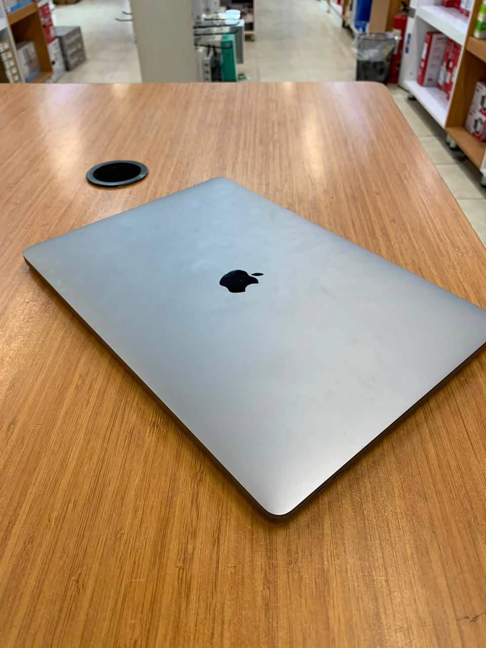 MacBook Pro 2019 16”
intel Core i7 Gen 9 
Ram 16 GB
Hard 500 GB
Battery Cycles 185
Clean 99% 
جداً نضيف و مشحون قليل 
مفيد للاستخدام العالي و المتوسط و الدراسي
وياه شاحنة اصلية 96W
***********
كربلاء حي الحسين
