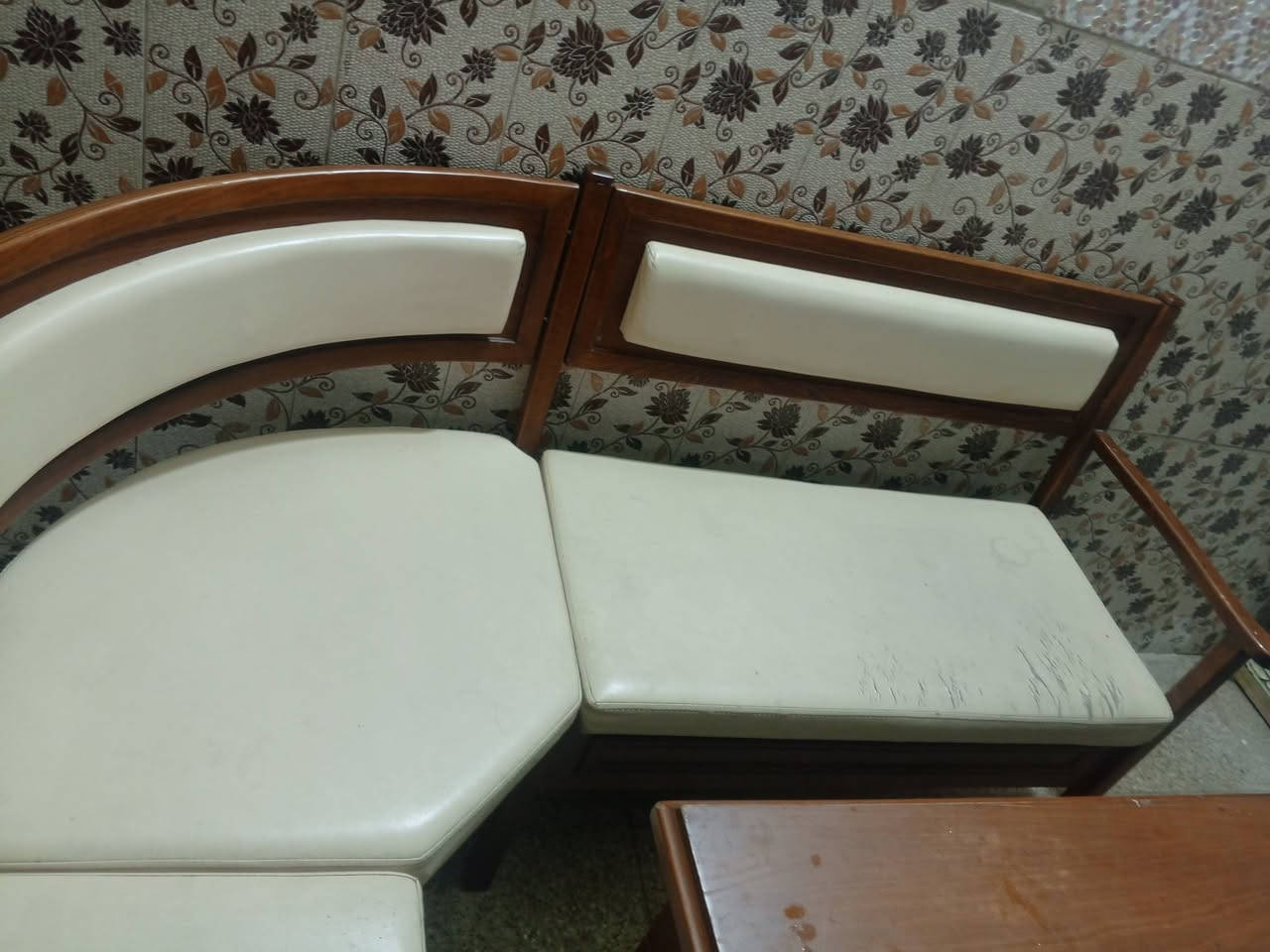 ميز طعام ويا كراسي ثنين تركي ويا شبه ديوان نضافته كدامك صاج مكاني البلديات ***********
سعره ١٥٠
