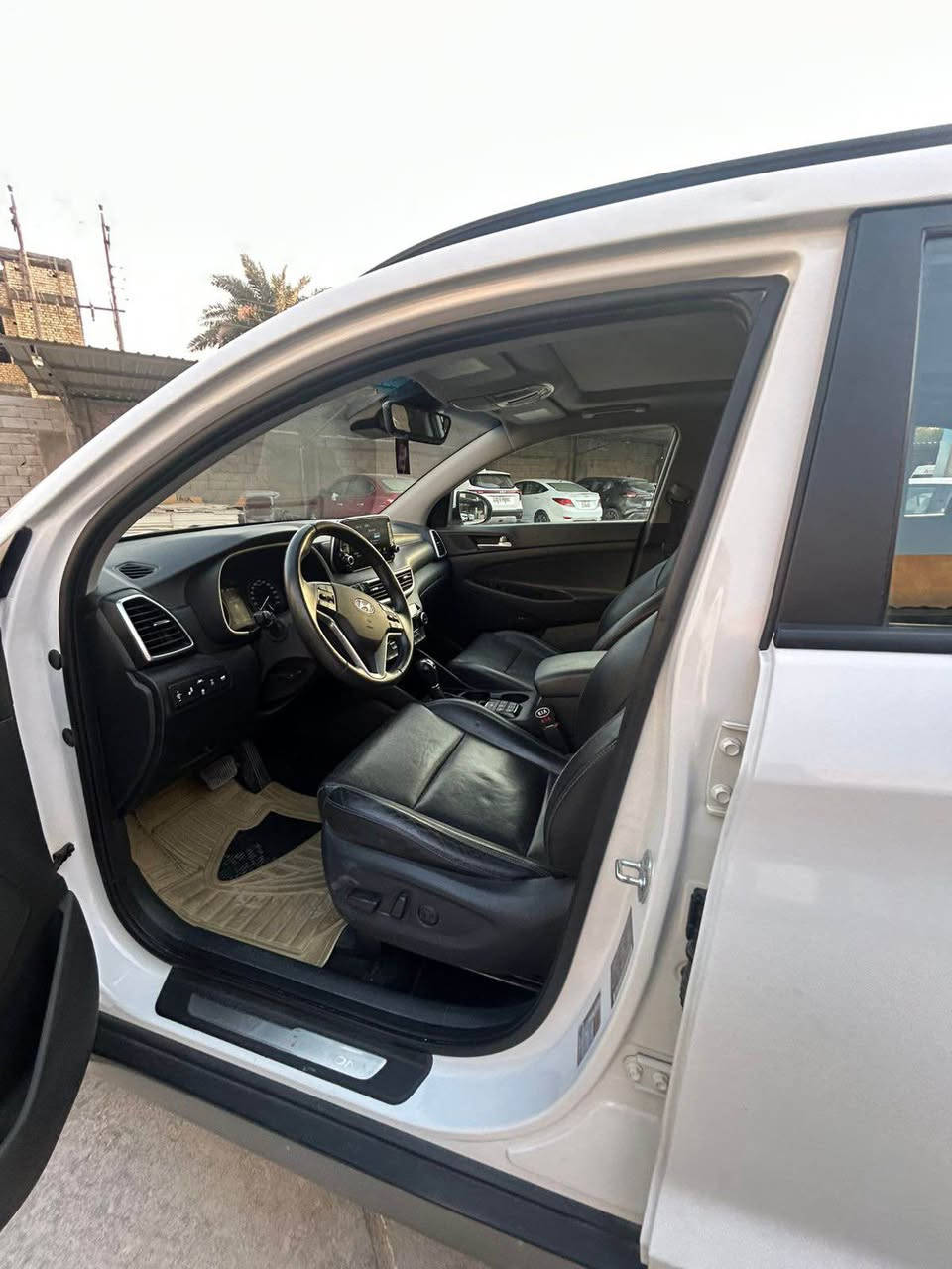 � للبيع توسان 2020 LIMITED وارد كندي 🇨🇦 🔥
اللون: أبيض 🤍 | المكينه: 2400 | الممشى: 120 ألف كم

سيارة Limited فل كامل، مواصفات عالية جدًا ومناسبة للي يريد سيارة مرتبة ومواصفاتها كاملة 

✨ المواصفات:

* بانوراما سقف 🌙
* جلد
* كشنات كهرباء
* تدفئة وتبريد الكشنات الأمامية ❄️🔥
* تدفئة كشنات خلفية
* تدفئة المقود 🔥
* كاميرات محيطية 360° 📷
* حساسات أمامية وخلفية
* رادار أمامي
* شاشة ومواصفات Limited
* تحكم كامل بالمقود
* مواصفات أمان ومساعدة قيادة متعددة

🔧 المكينة 2400، نظيفة وحيل مرتبة، والسيارة بشكل عام نظيفه كلش.

🚘 الحادث: فقط دعامية، مع فتح بلبنيد  للتقسيم، بدون صبغ وبدون بارد يوجد تصليح بسيط بالشاصي الأمامي أثر طخة بسيط جدًا من الأسفل، وما مأذي أي شي  بالسيارة.
باب السائق مفتوح وبي كلير من أمريكا.

🔥 سيارة Limited  وارد كندي، فل مواصفات، وممشى 120  

*********** الزبير 
السعر 165ورقه وبيه مجال بسيط Singapore
