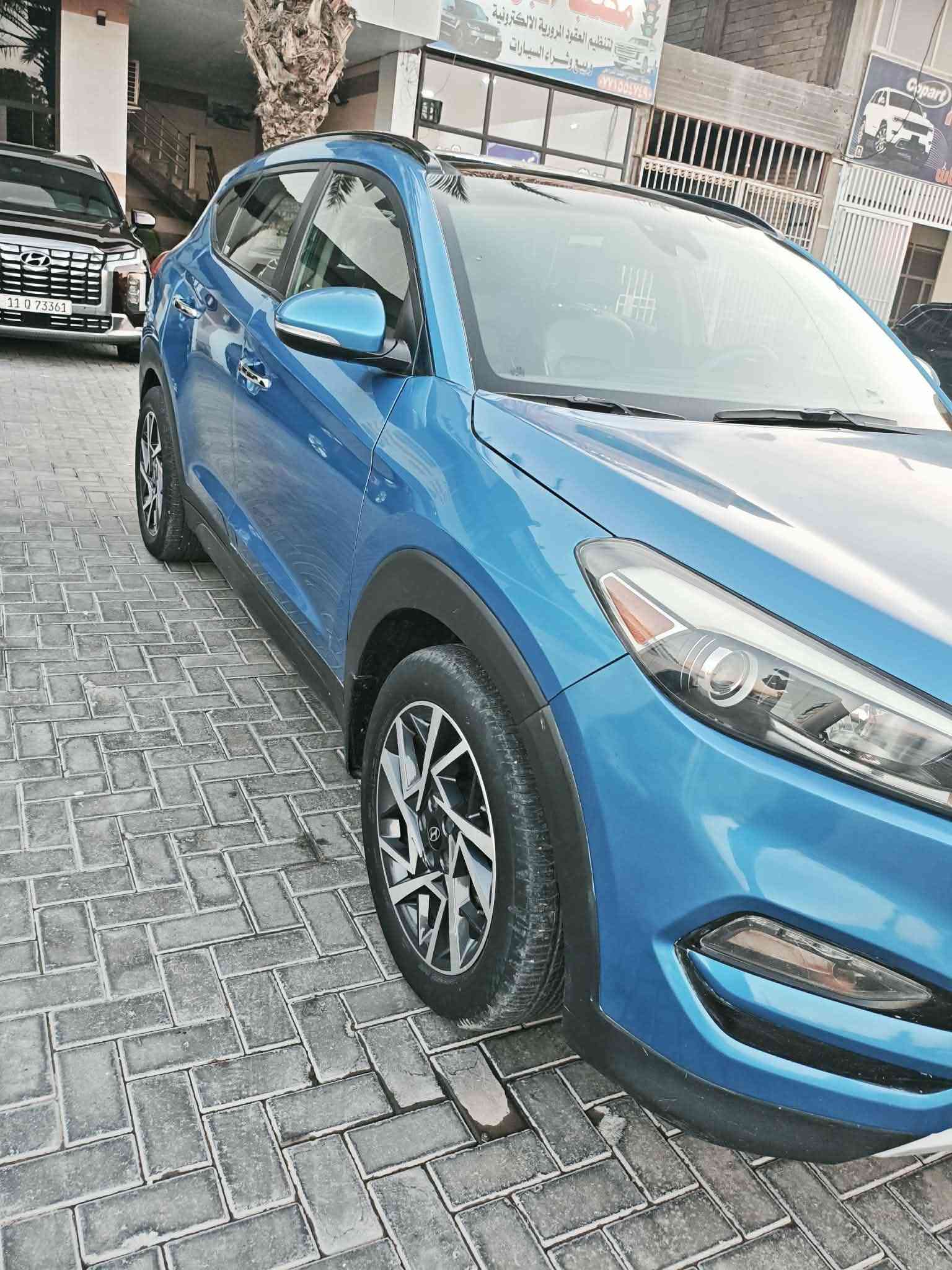 توسان موديل 2018 ليمتد 
محرك 1.6T AWD 
فول مواصفات 
كراسي جلد 
مقعد سائق كهربائي
تشغيل عن بُعد
دخول وتشغيل ذكي
مثبت سرعة
تحكم بالمقود
كاميرا خلفية
حساسات اصطفاف
تحكم إلكتروني بالمناخ
شاشة ونظام ترفيه
تحكم بالمقود بالصوت والاتصال
أنظمة ثبات وجر
مراقبة ضغط الإطارات
إضاءة نهارية
فتحة 
حساسات امامي خلفي  
باقي المواصفات الأخرى 
مكان السيارة بغداد 
للاستفسار *********** واتساب
