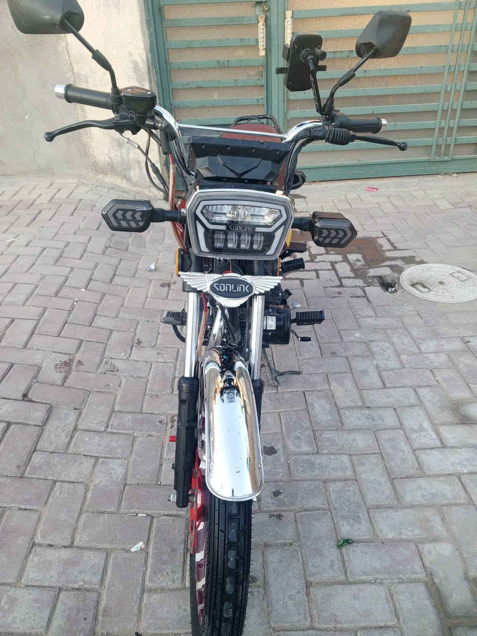 سونك  للبيع دراجه بالجيس بعدها  فقط الشاشه مالتها طب بيها مي ووكفت تشتغل نص 
اقل من شهر صالها عندي دراجه كلش جديده 
دراجه خير من الله دهنها كله امزويل  بس محتاج فلوس وجاي ابيع سعرها ٨٥٠ وبي مجال للشراي  مكاني بغداد حي الكوفه او حي اور  
*********** واتساب 
*********** رصيد
