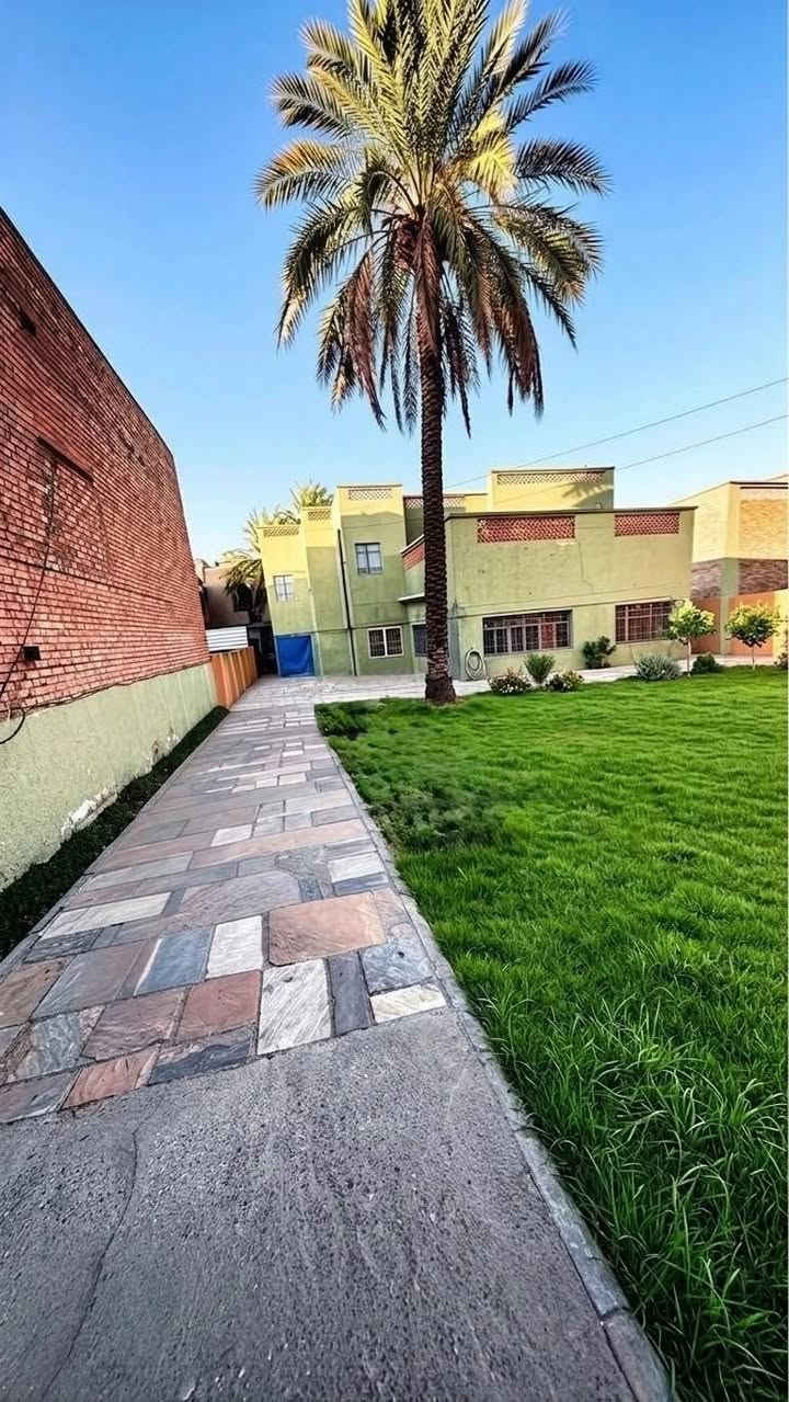 الموقع: بغداد الجديدة – حي الخليج – فرع مول الجوهرة.
🏢 العنوان الدقيق: مقابل مستشفى العلماء
قريبة جداً من مول بغداد الجديدة ومجمع الجديد (الذي يقع بجوار سينما البيضاء)، على بُعد 5 دقائق مشي فقط.
حديقة خارجية واسعة + حديقة داخلية خلفية.
 المساحه 553 واجه 15 ونص و
السعر قابل للتفاوض الجاد.
​📱 للاستفسار والتواصل:
يمكنكم التواصل عبر الهاتف أو الواتساب على الرقم التالي: [***********].
@إشارة
